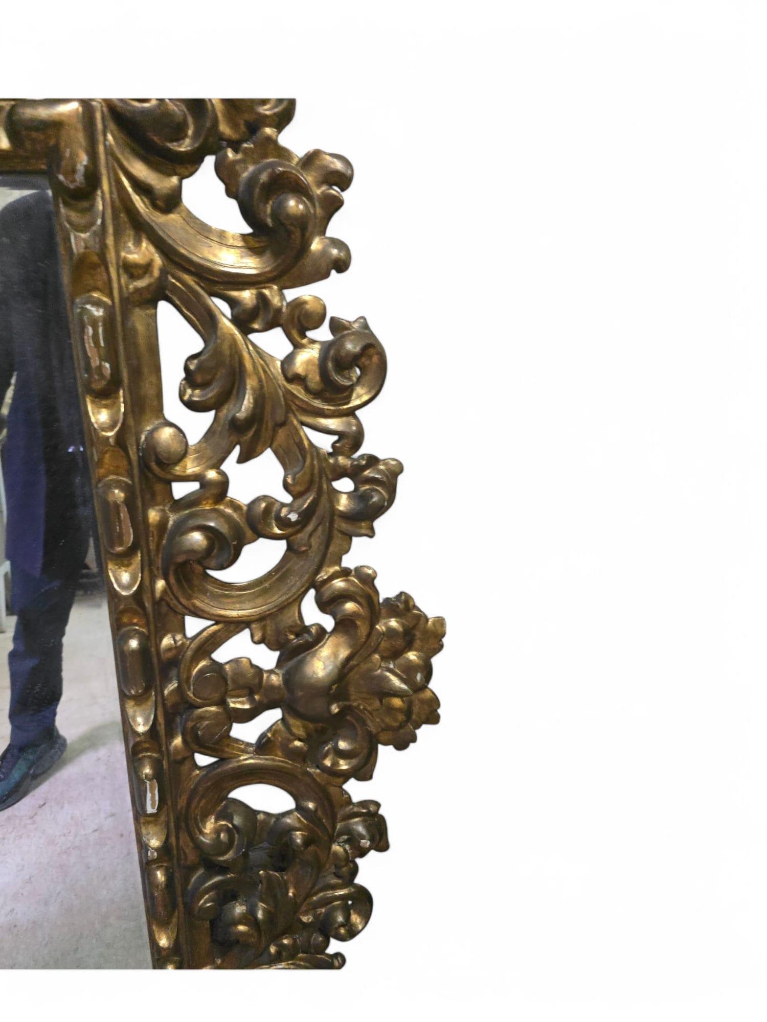Grand miroir en bois doré - 18e siècle en vente 7