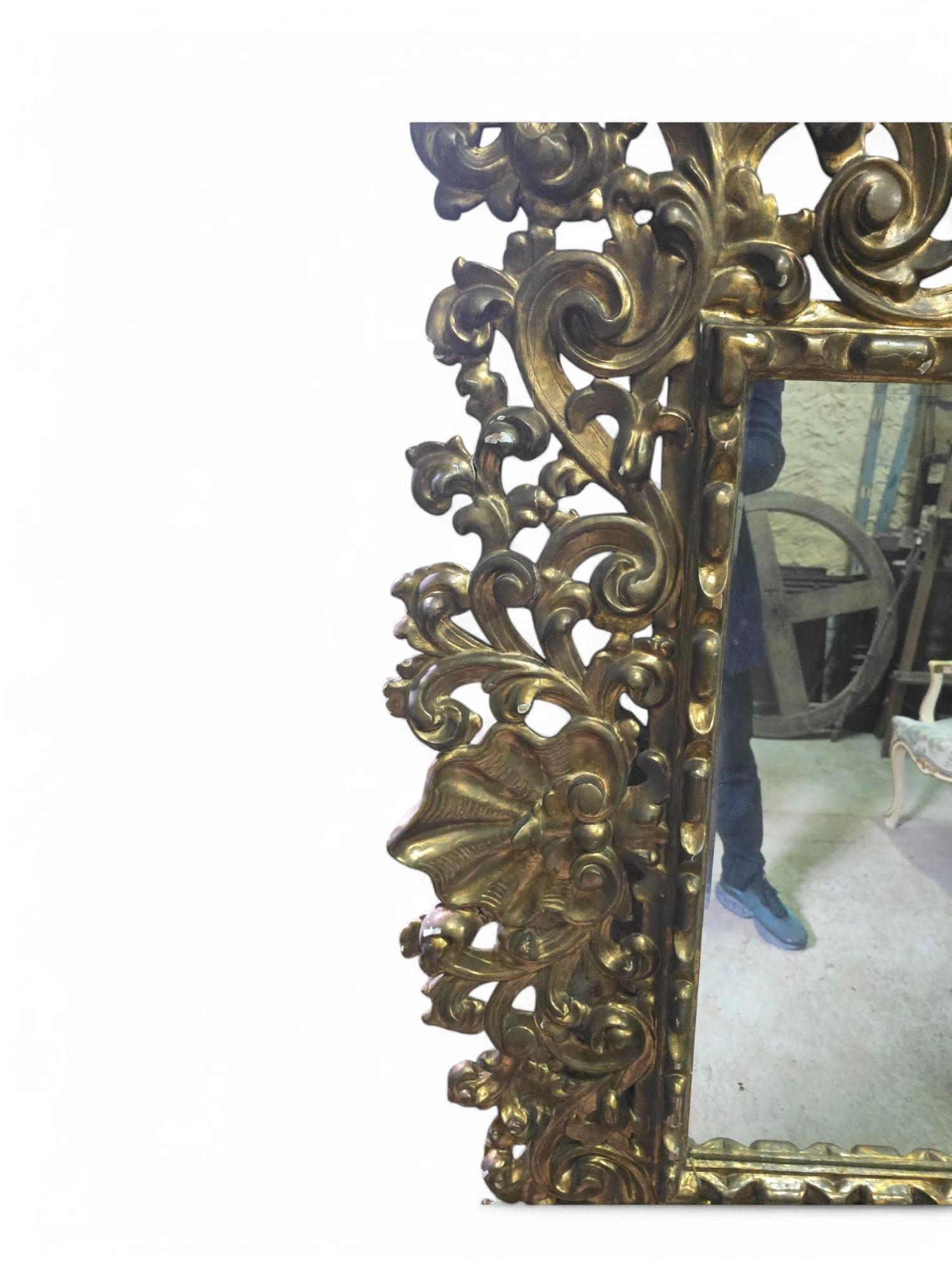Grand miroir en bois doré - 18e siècle en vente 8