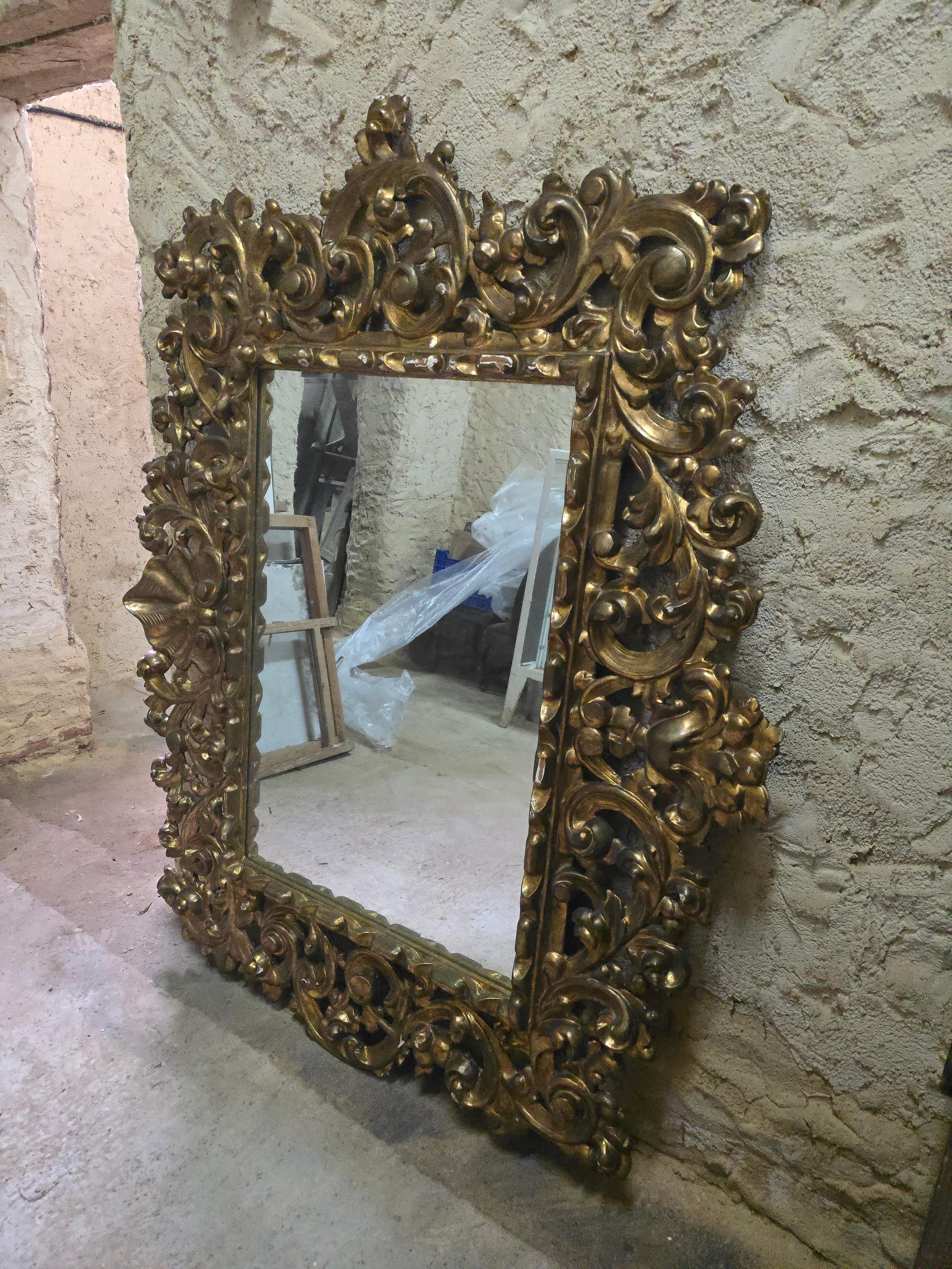 Fin du XVIIIe siècle Grand miroir en bois doré - 18e siècle en vente