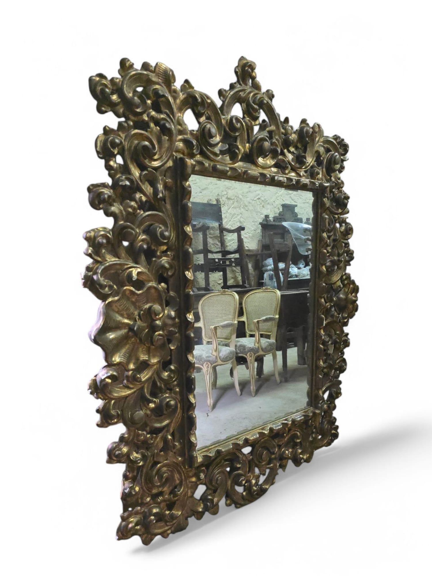 Grand miroir en bois doré - 18e siècle en vente 4
