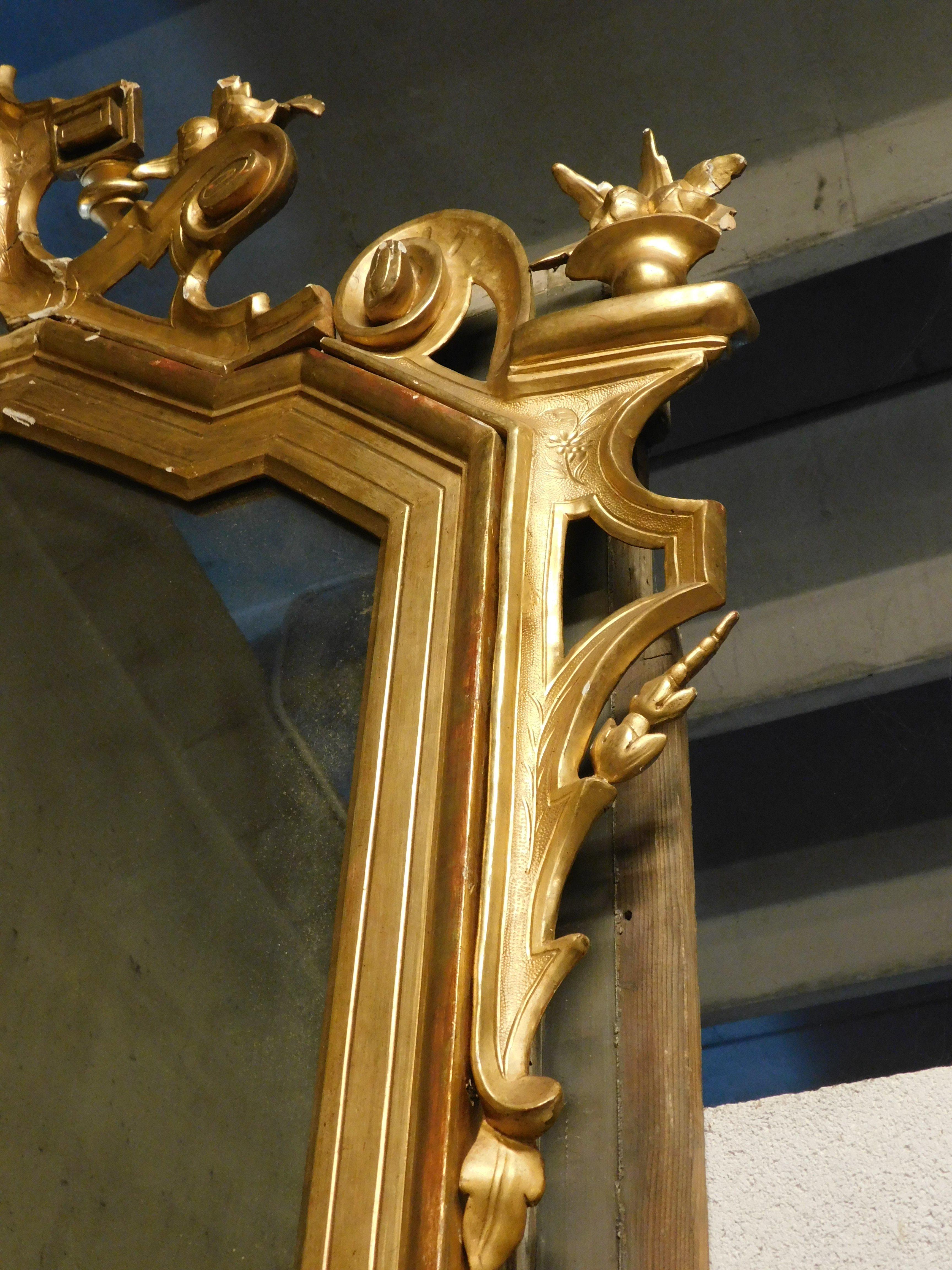 Large gilded wooden mirror with carved top centered by a coat of arms, Italy For Sale 3