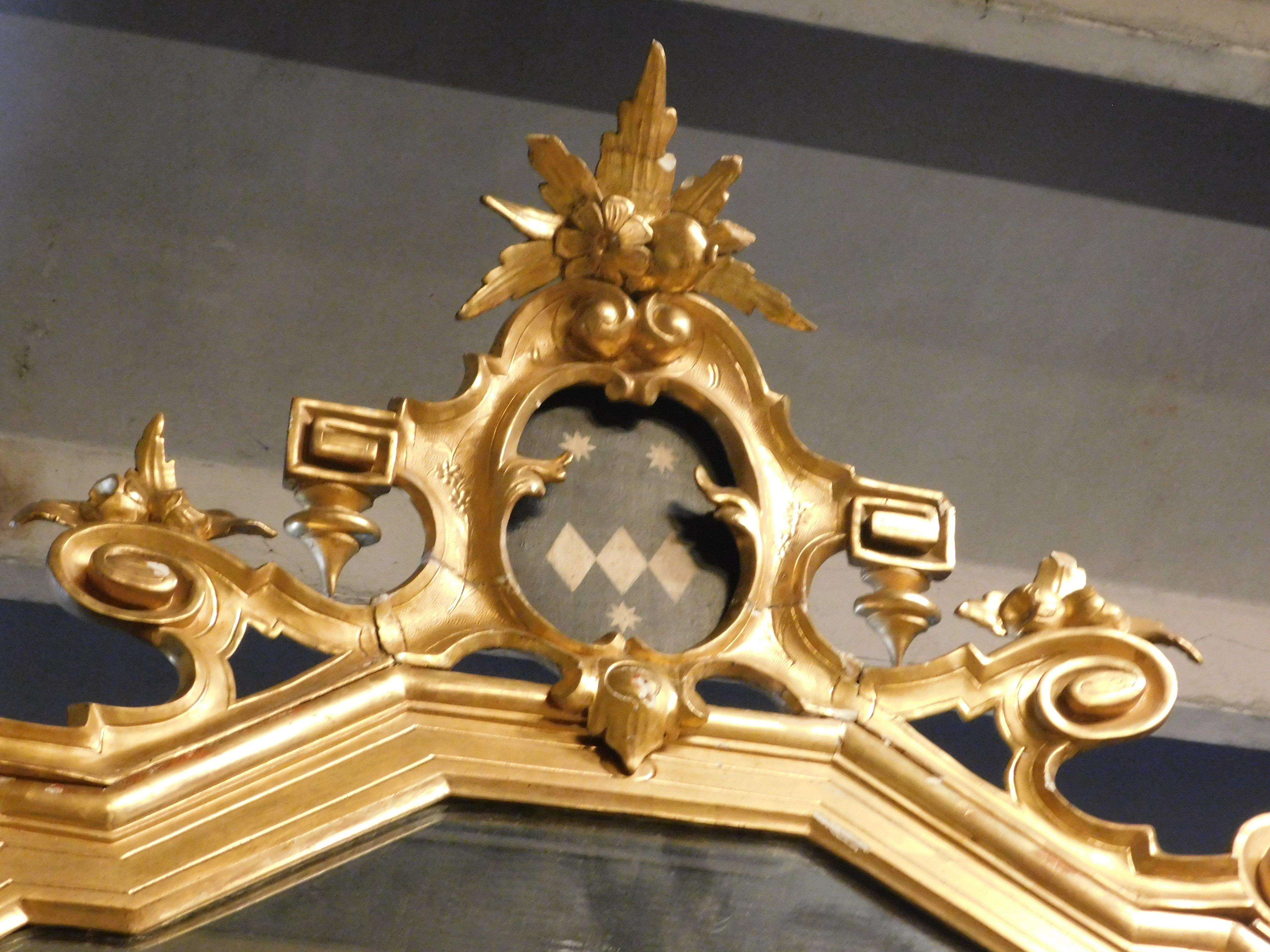Large gilded wooden mirror with carved top centered by a coat of arms, Italy For Sale 4