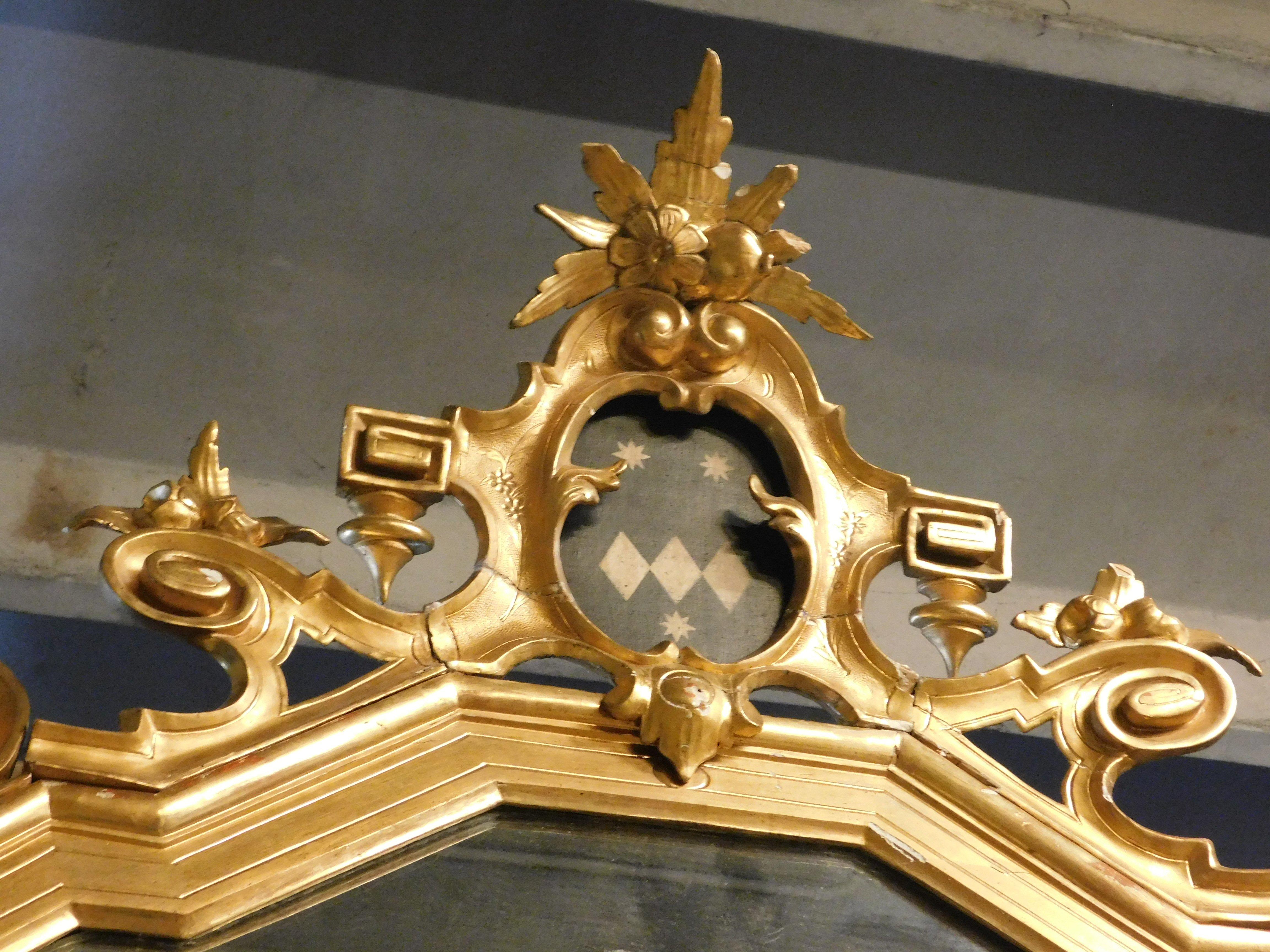 Large gilded wooden mirror with carved top centered by a coat of arms, Italy For Sale 5