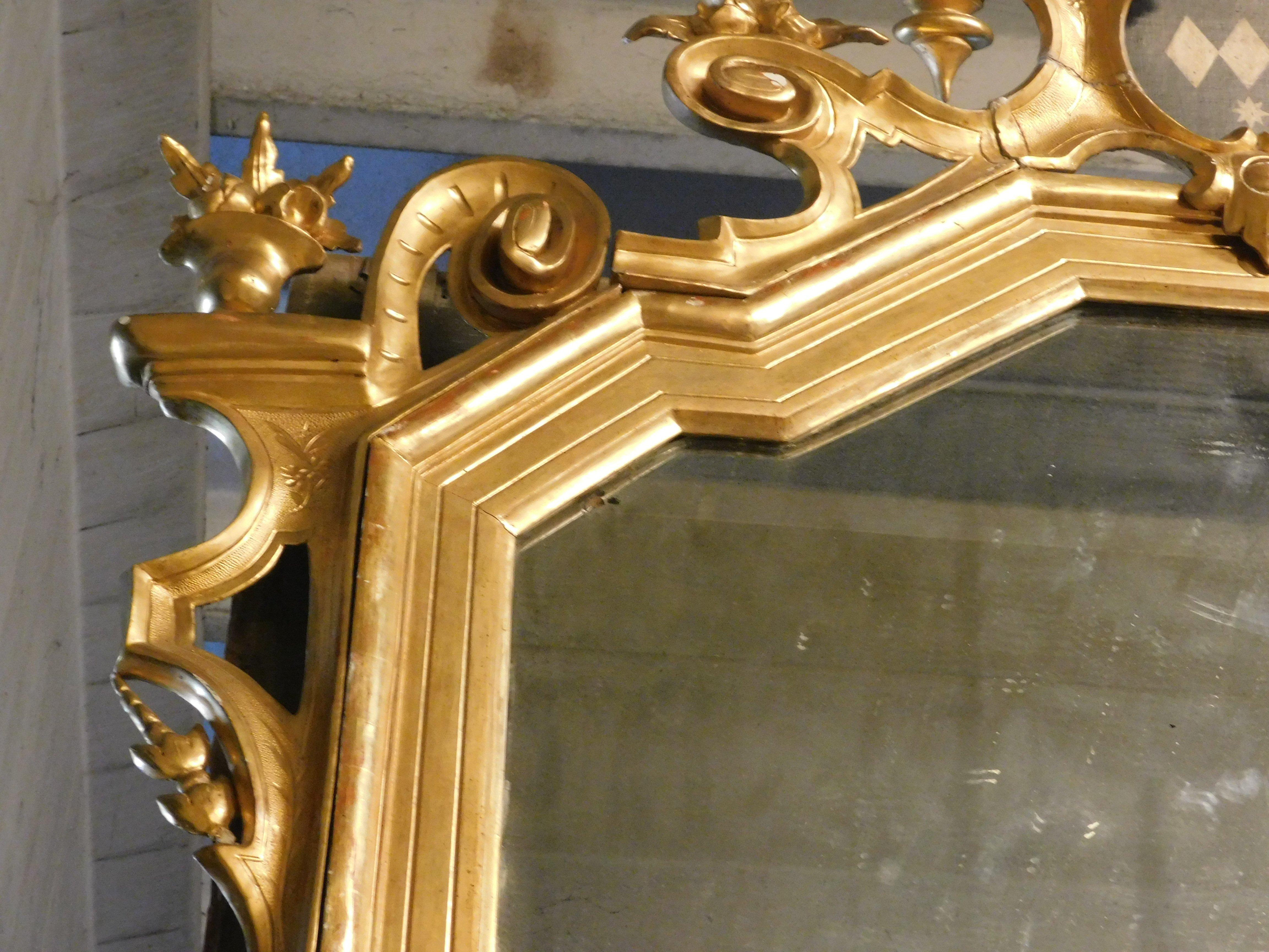 Large gilded wooden mirror with carved top centered by a coat of arms, Italy For Sale 6