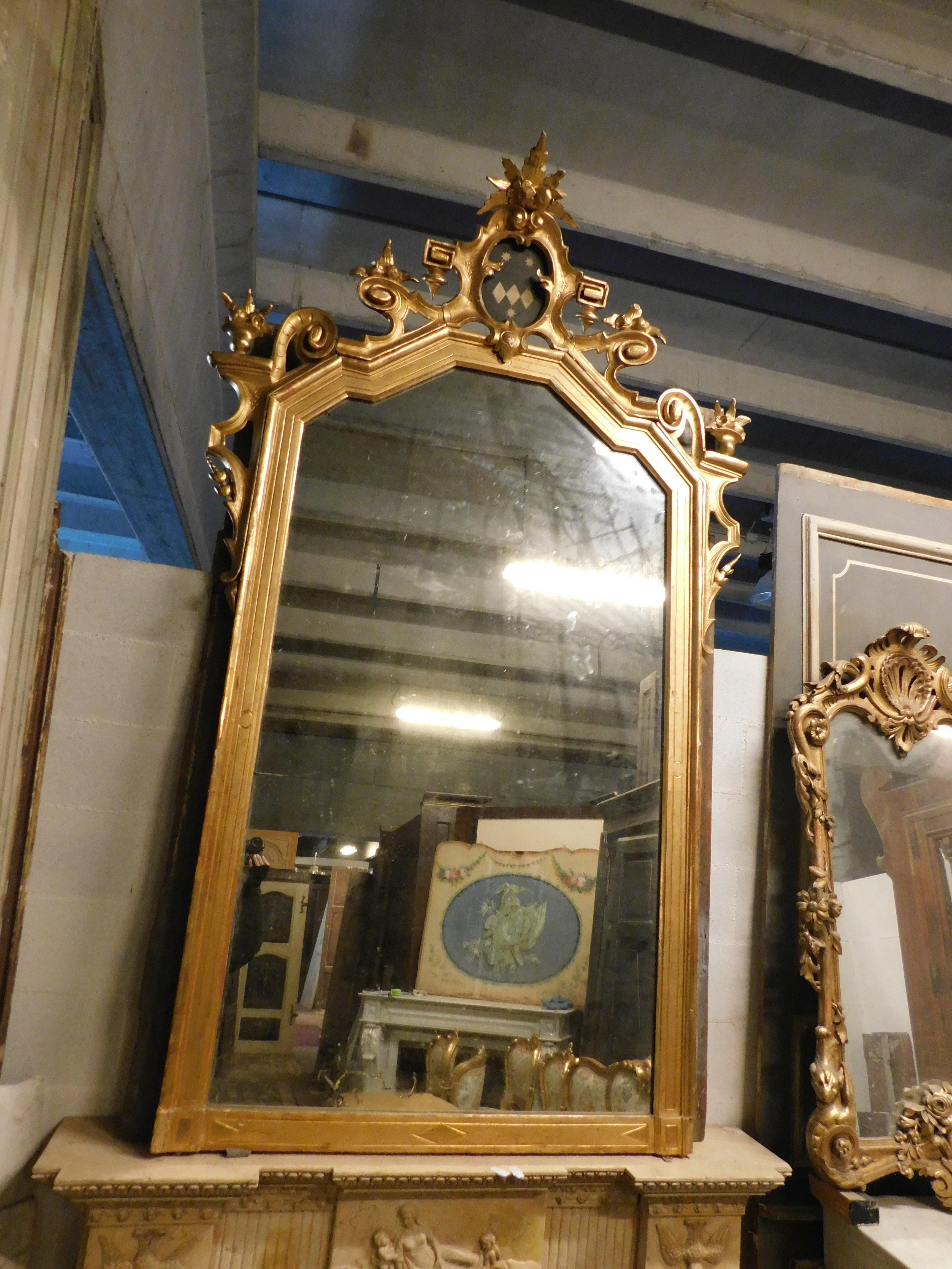 Large gilded wooden mirror with carved top centered by a coat of arms, Italy In Good Condition For Sale In Cuneo, Italy (CN)