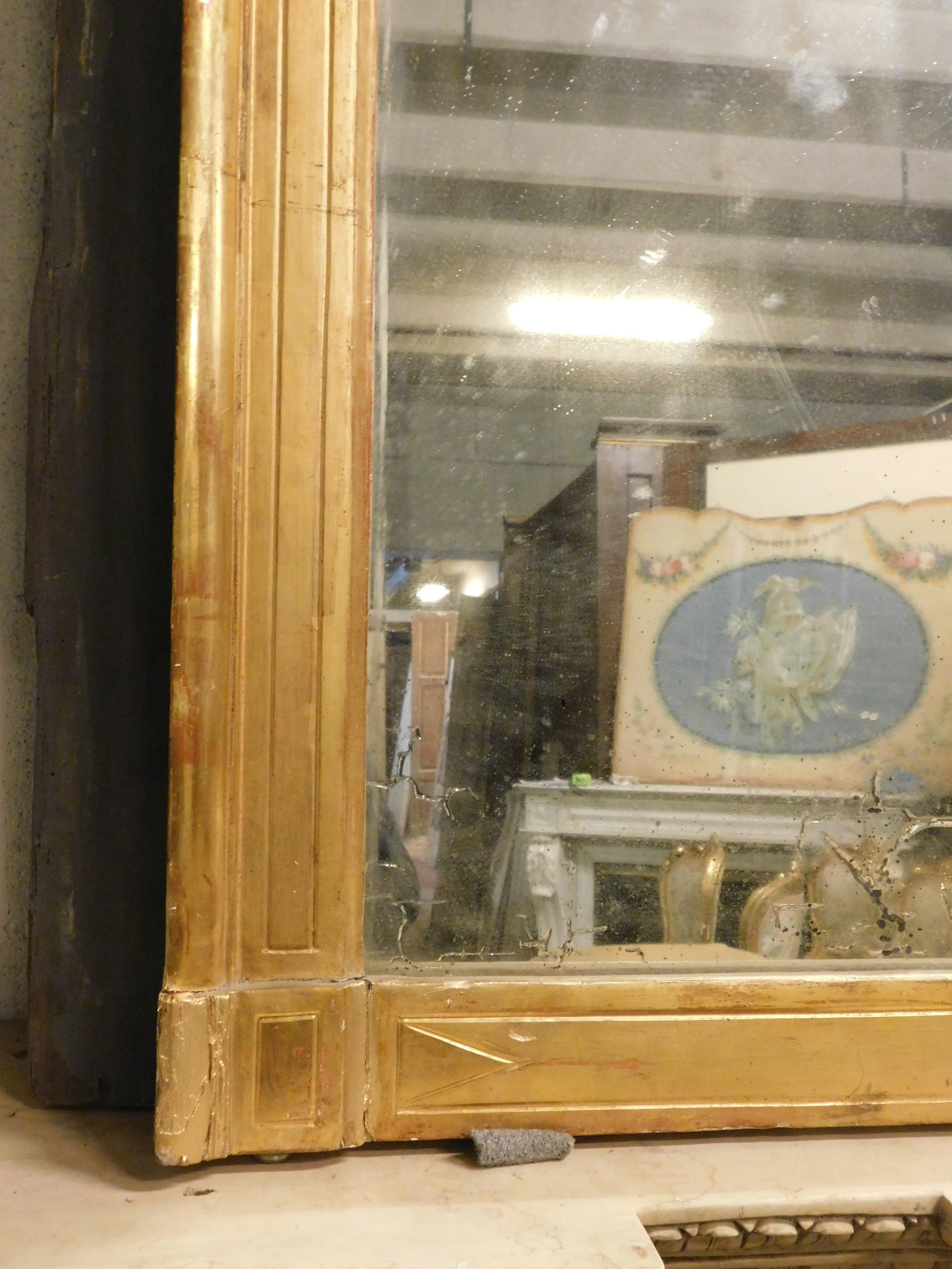 19th Century Large gilded wooden mirror with carved top centered by a coat of arms, Italy For Sale