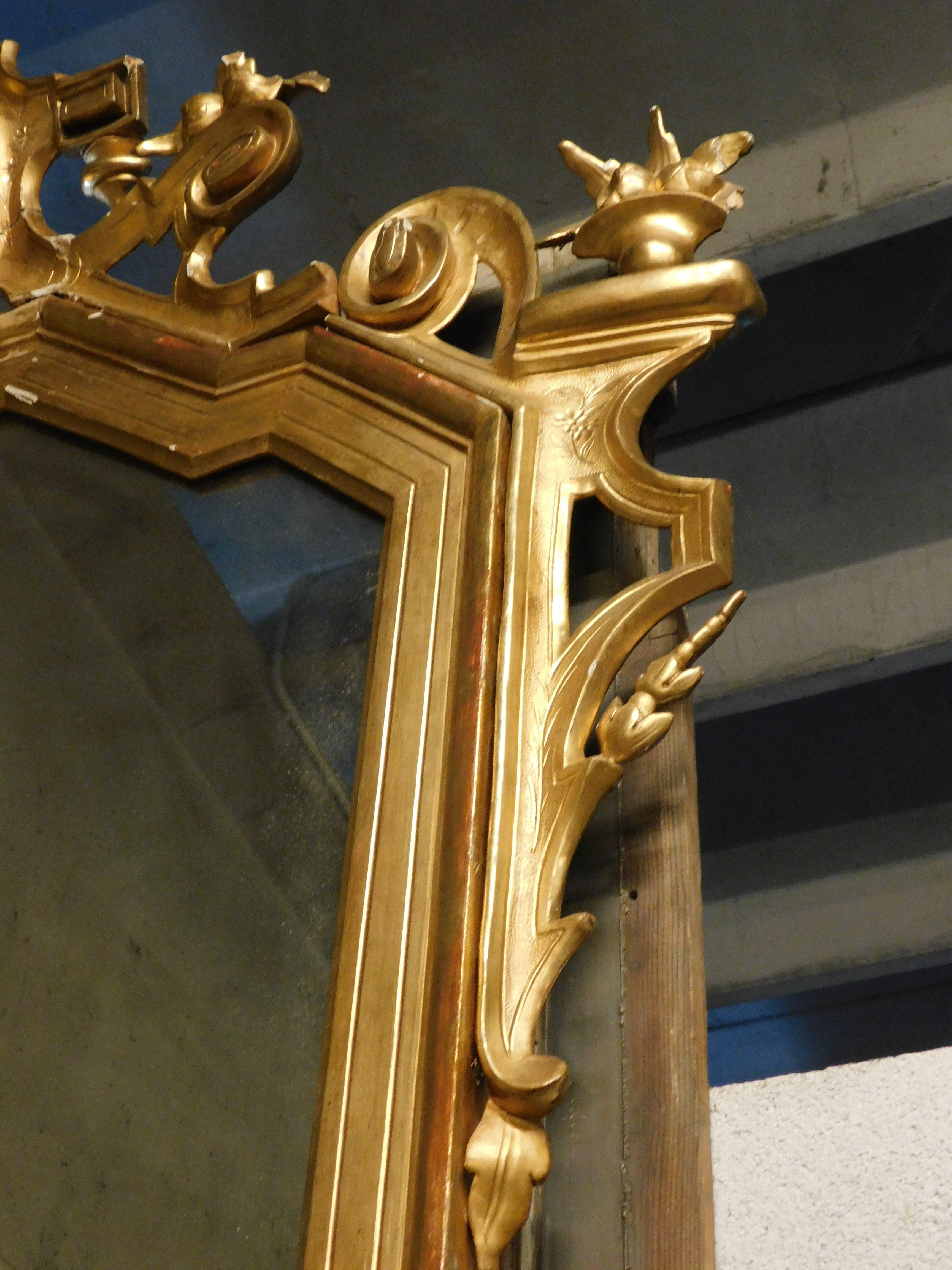 Large gilded wooden mirror with carved top centered by a coat of arms, Italy For Sale 2