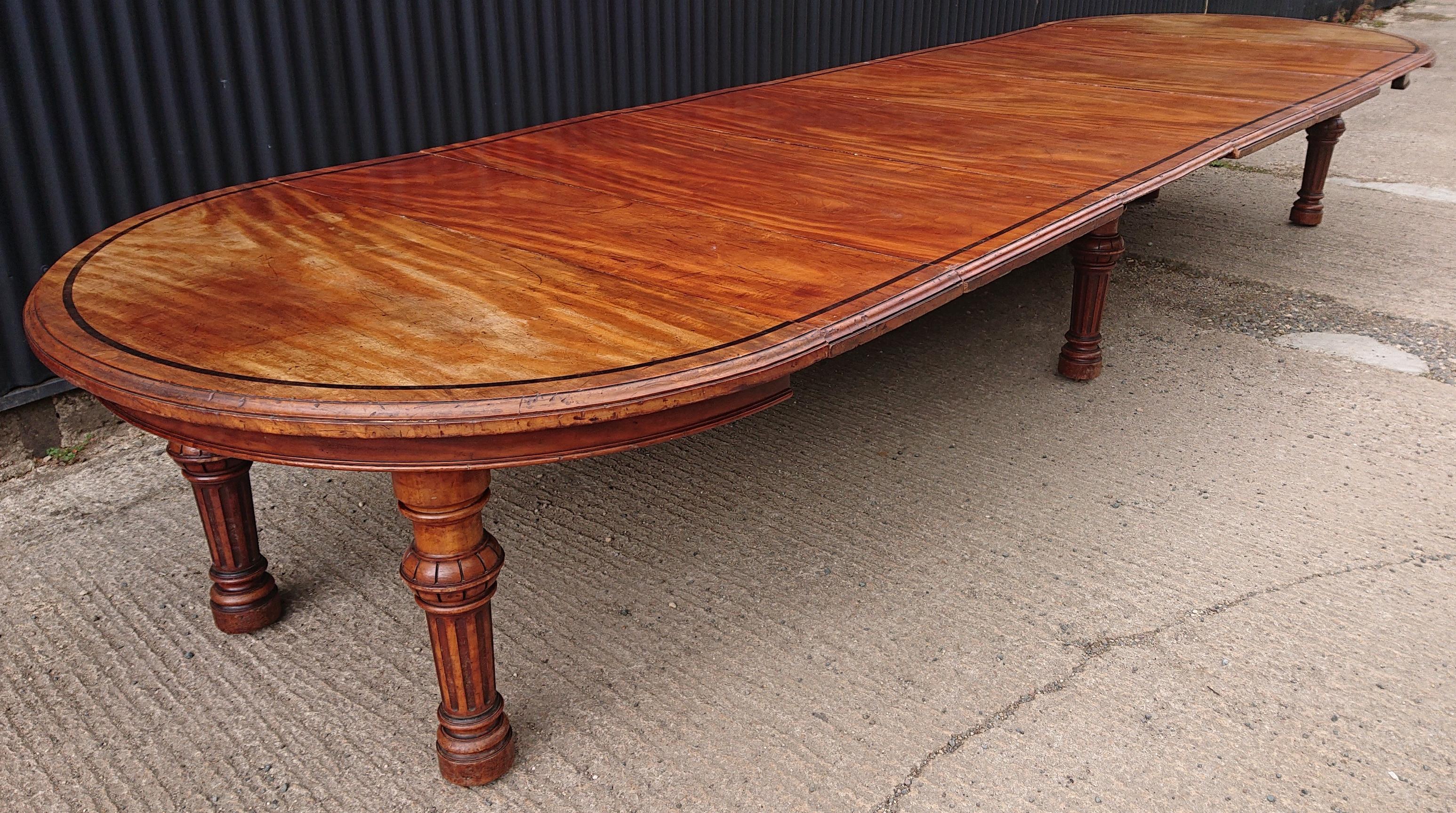 Large antique dining table made by Gillow of Lancaster and London, this table has an exceptionally strong mechanism and stands on only six legs which are tucked away from the edge of the table to provide maximum leg room in typical Gillow fashion.