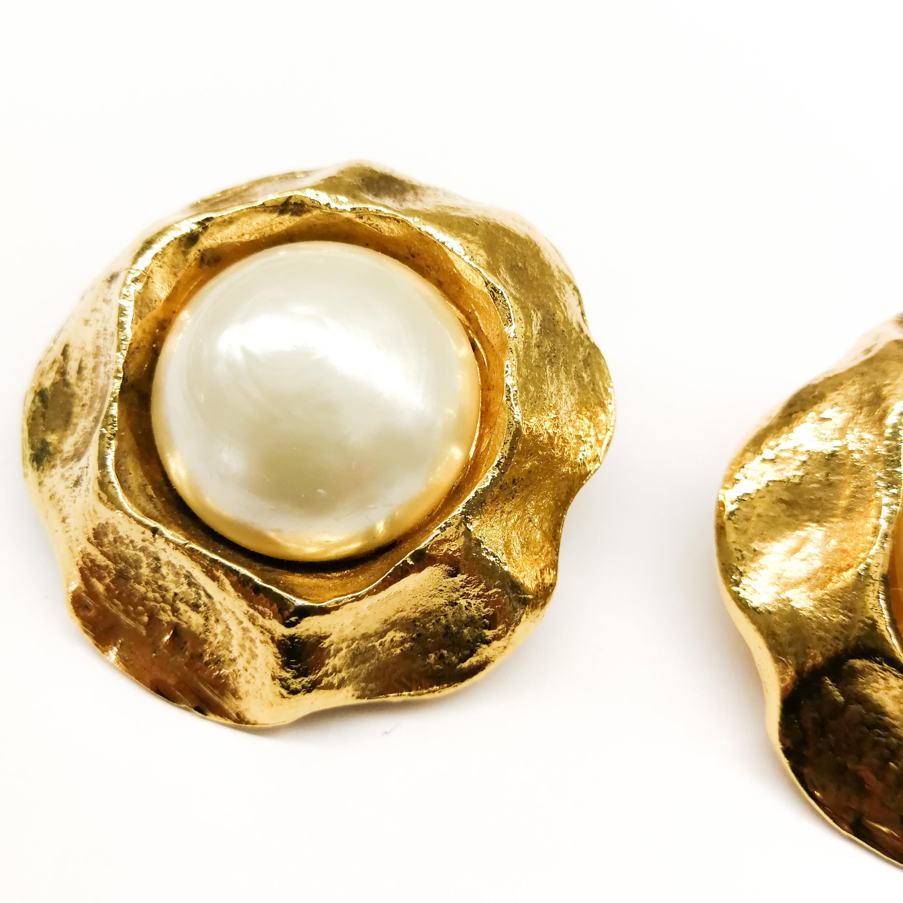 chanel pearl stud earrings