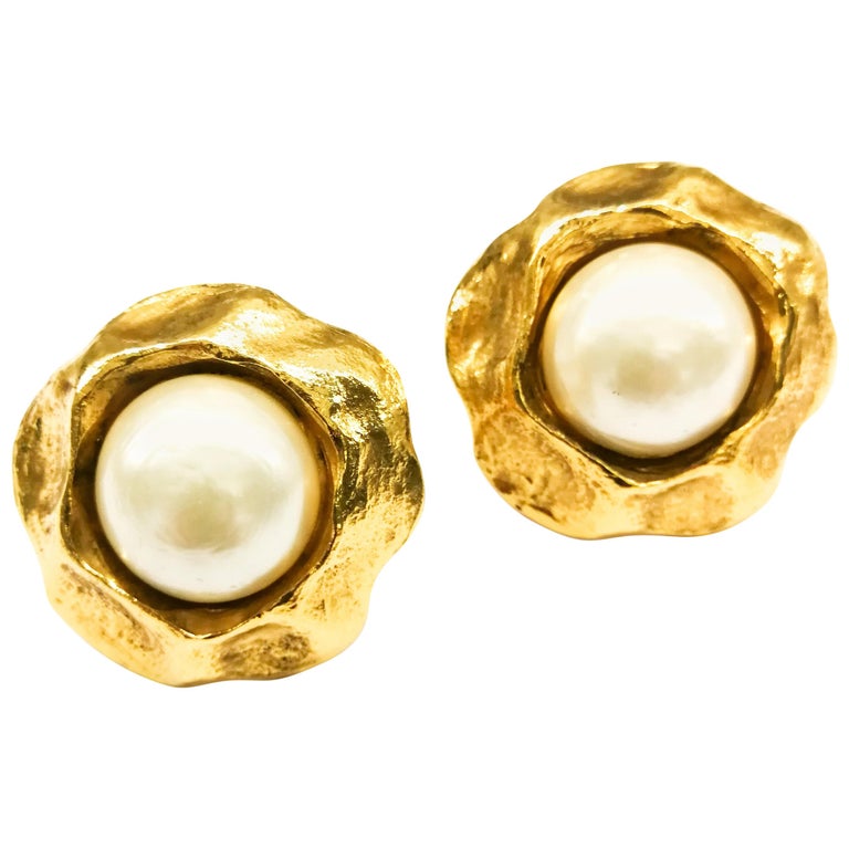Large gilt and baroque pearl earrings, Chanel, 1980s. For Sale at