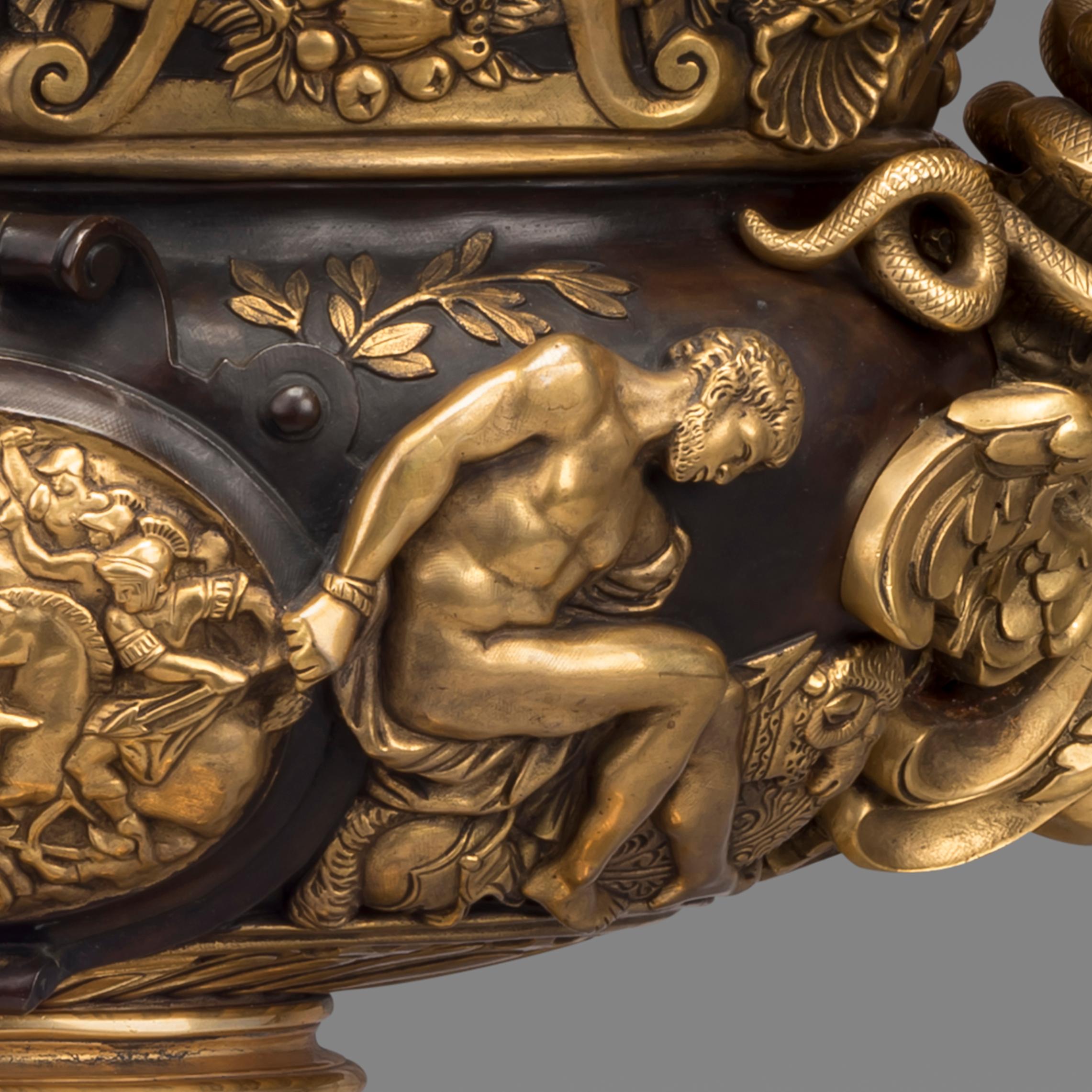 Große Vase aus vergoldeter und patinierter Bronze im neoklassischen Stil:: französisch:: um 1910 (Neoklassisch) im Angebot