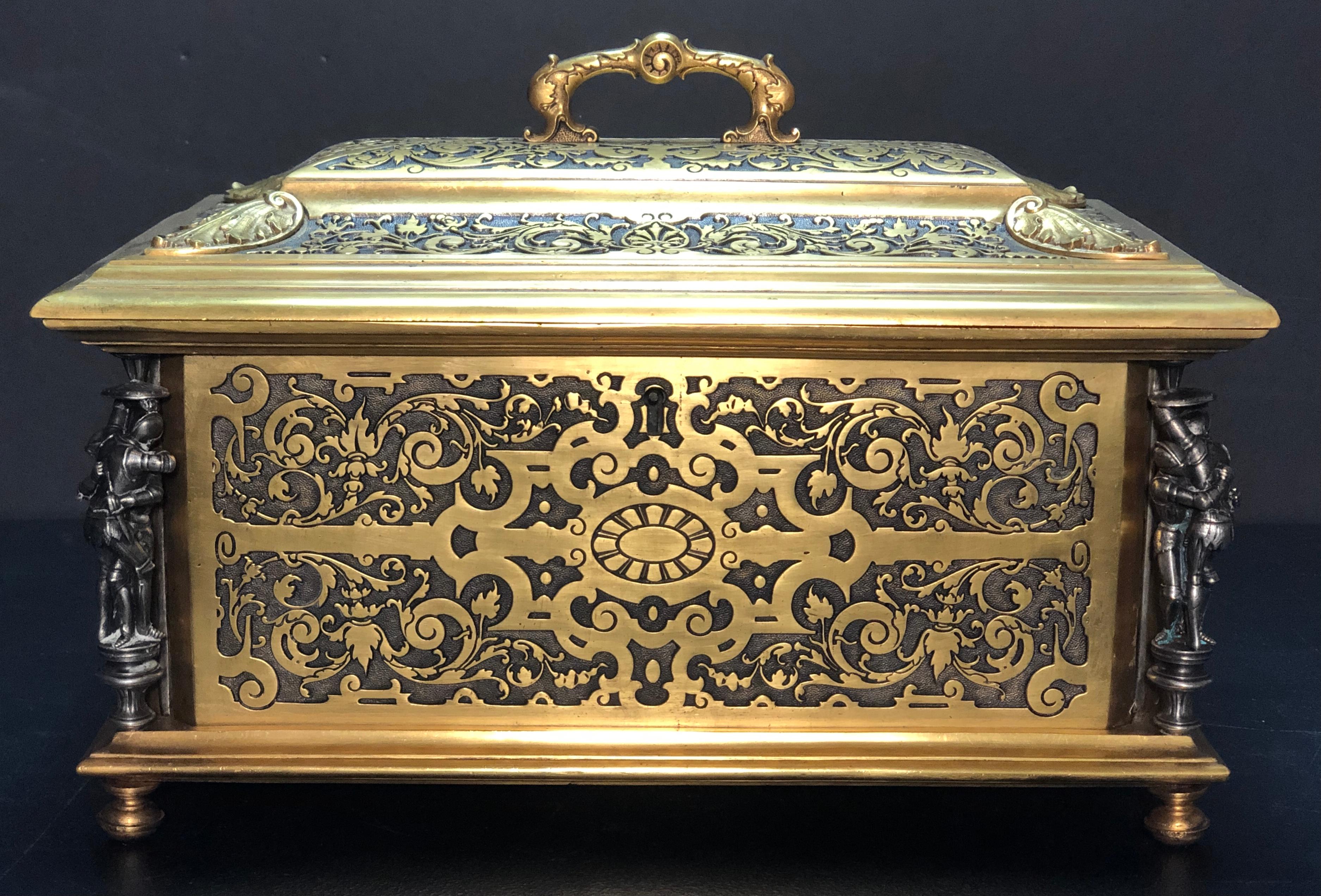 Grande boîte de table en bronze doré et argenté du XIXe siècle. Boîte à bijoux en bronze doré et argenté finement moulé, de style néo-Renaissance, avec doublure intérieure en velours touffeté. Quatre coins avec des chevaliers en armure qui se