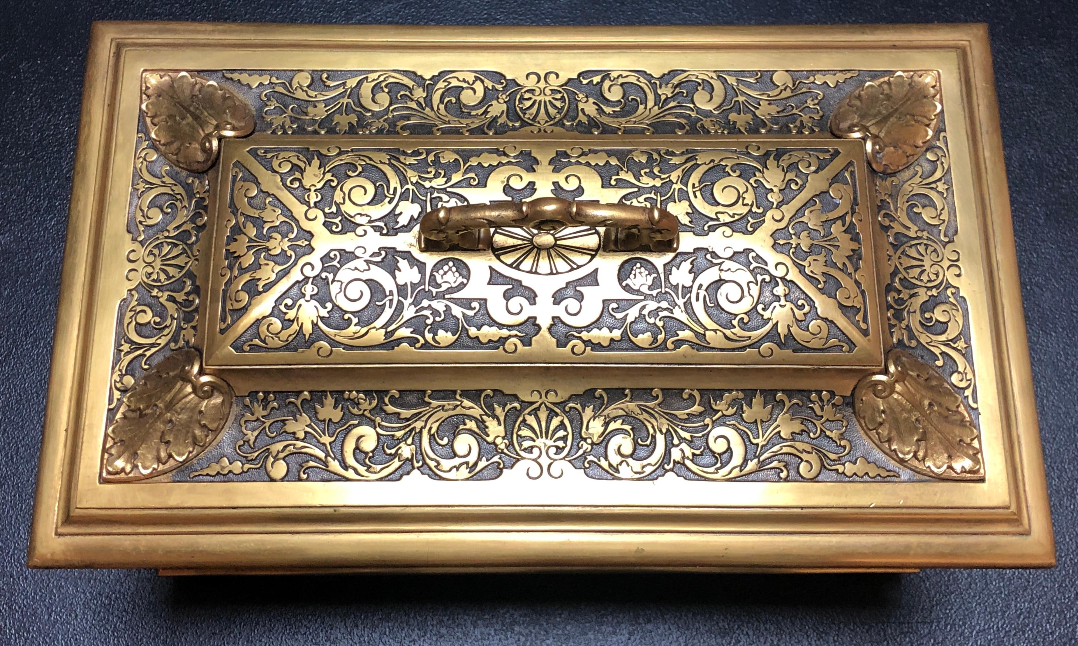 Néo-Renaissance Grand coffret/boîte à bijoux en bronze doré et argenté en vente
