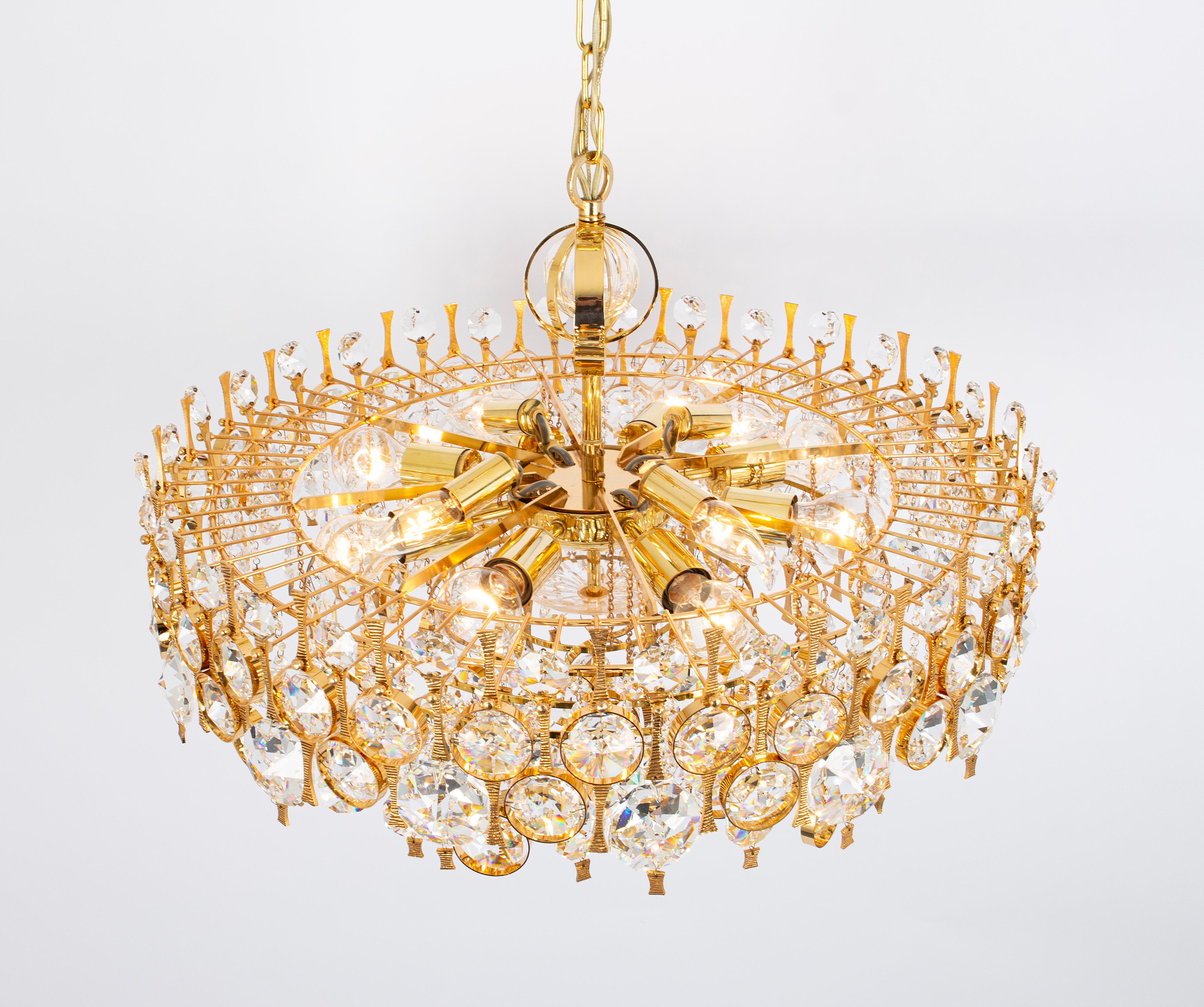 Grande lampadario in ottone dorato e cristallo, di Palwa, Germania, anni '70 in vendita 3