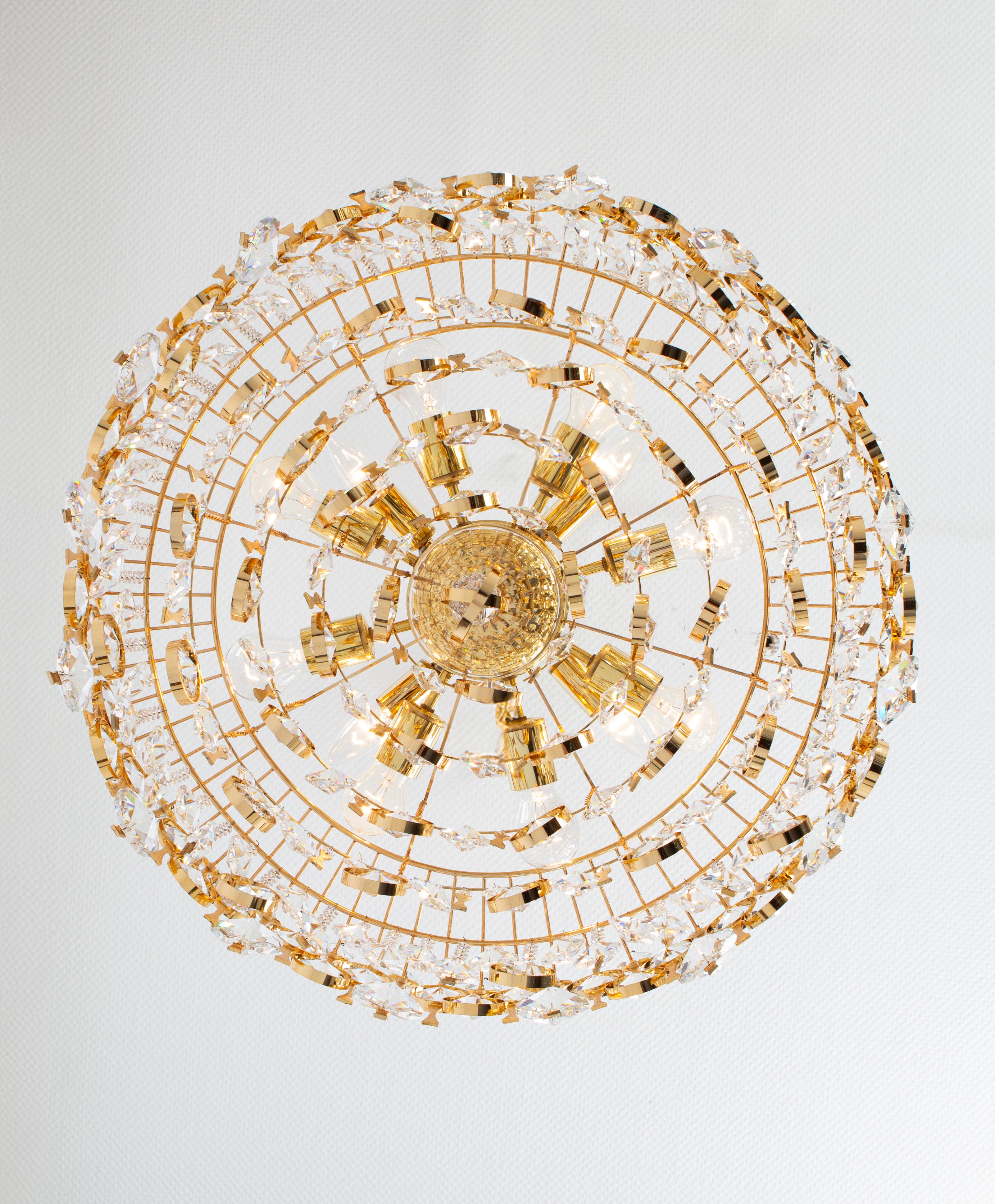 Grande lampadario in ottone dorato e cristallo, di Palwa, Germania, anni '70 in vendita 5