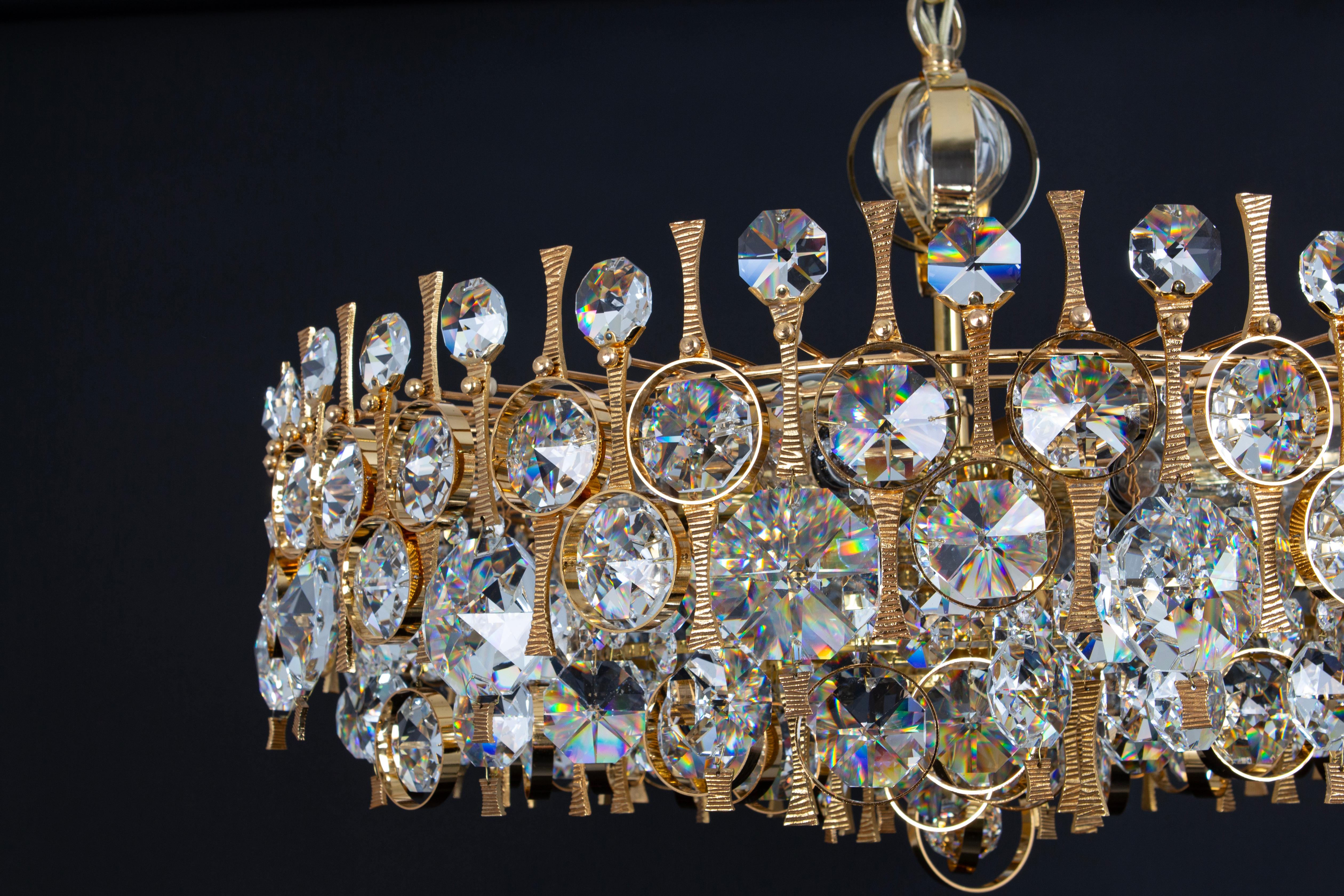 Grande lampadario in ottone dorato e cristallo, di Palwa, Germania, anni '70 in vendita 8