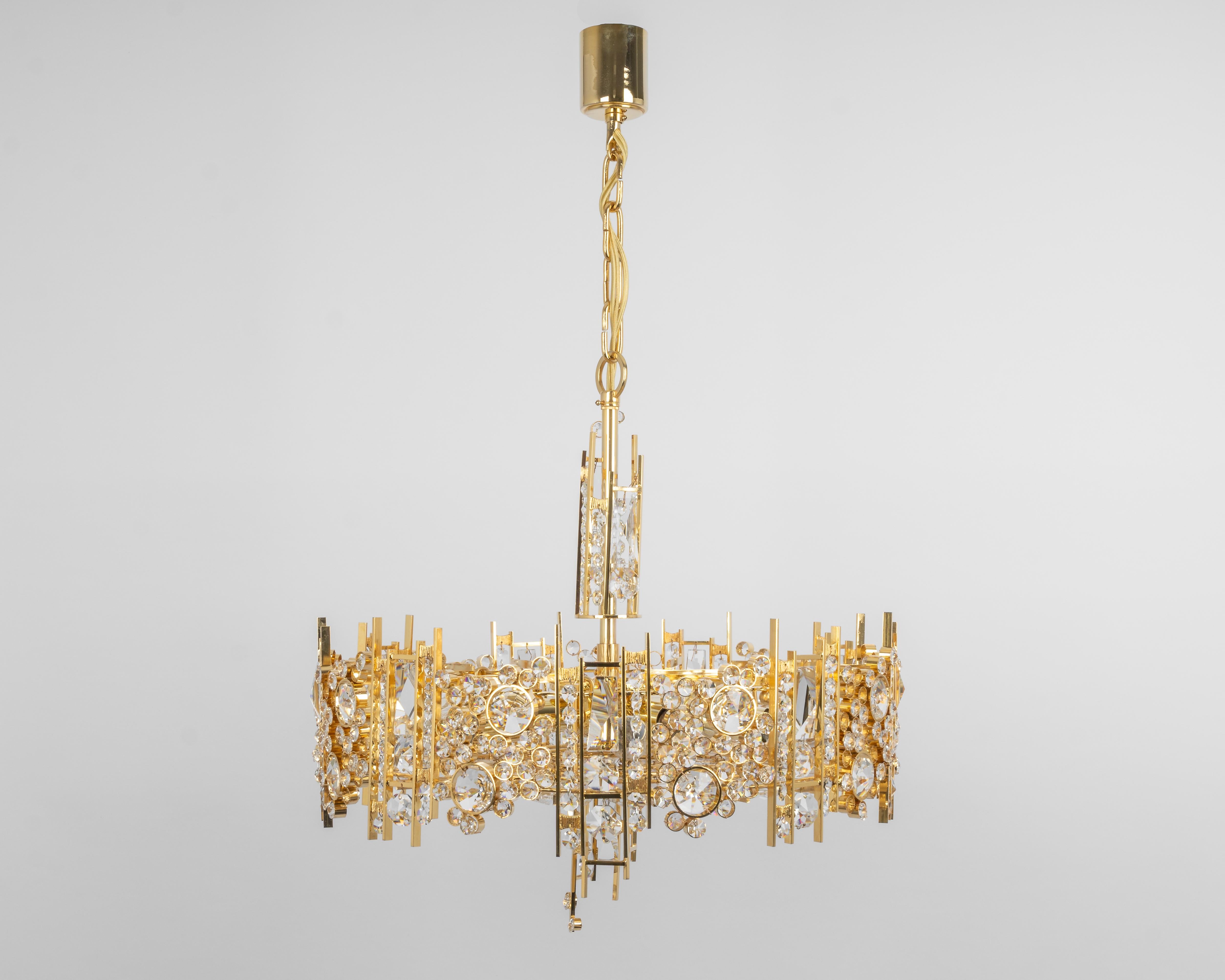 A wonderful and high-quality gilded chandelier by Palwa, Germany, 1970s.
It is made of a 24-carat gold-plated brass frame decorated with individual 