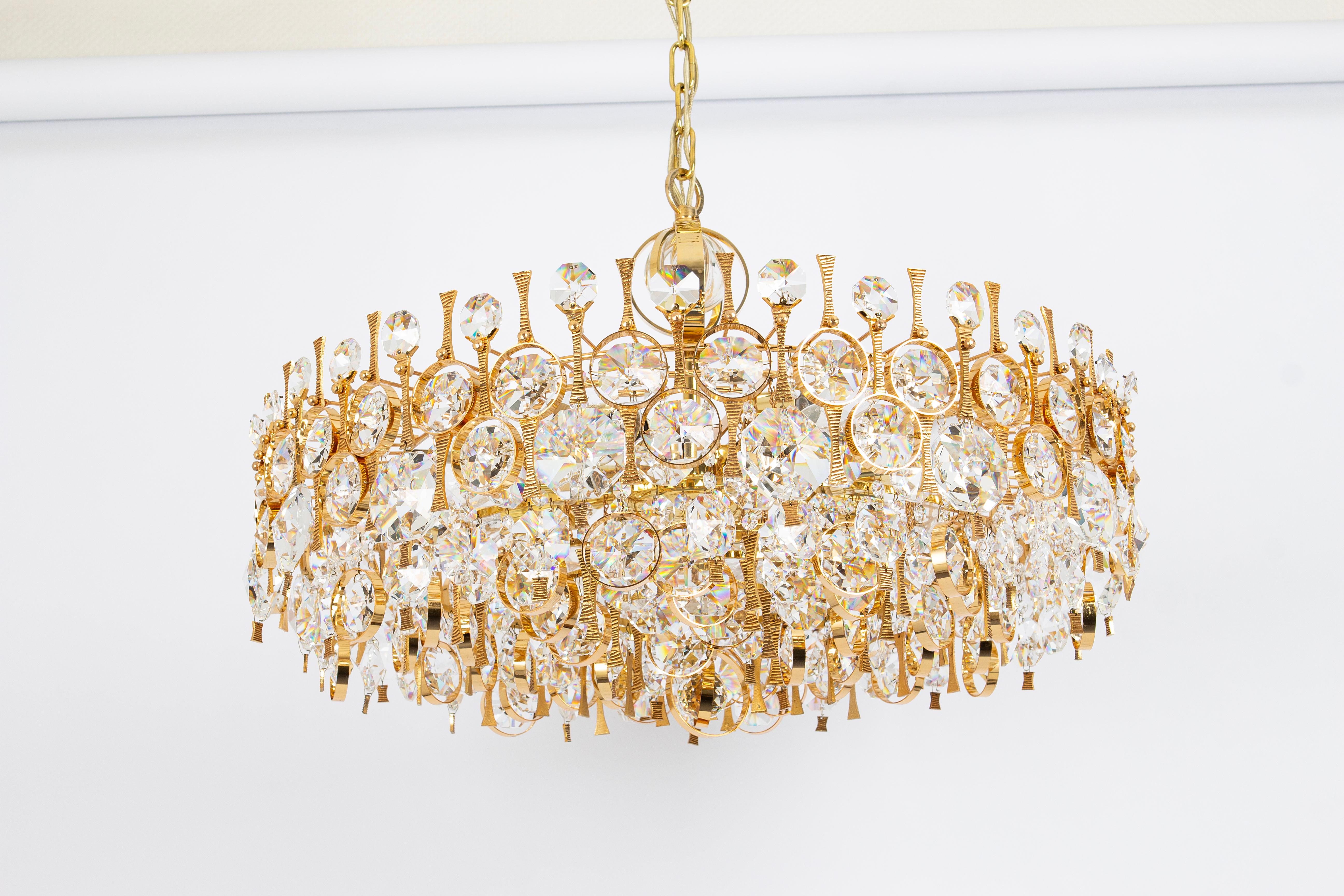 Un lampadario o una lampada a sospensione dorata di alta qualità di Palwa, Germania, anni Settanta.

È costituito da una cornice in ottone placcato oro a 24 carati decorata con cristalli Jewell (Swarovski Crystal) racchiusi in cornici di ottone