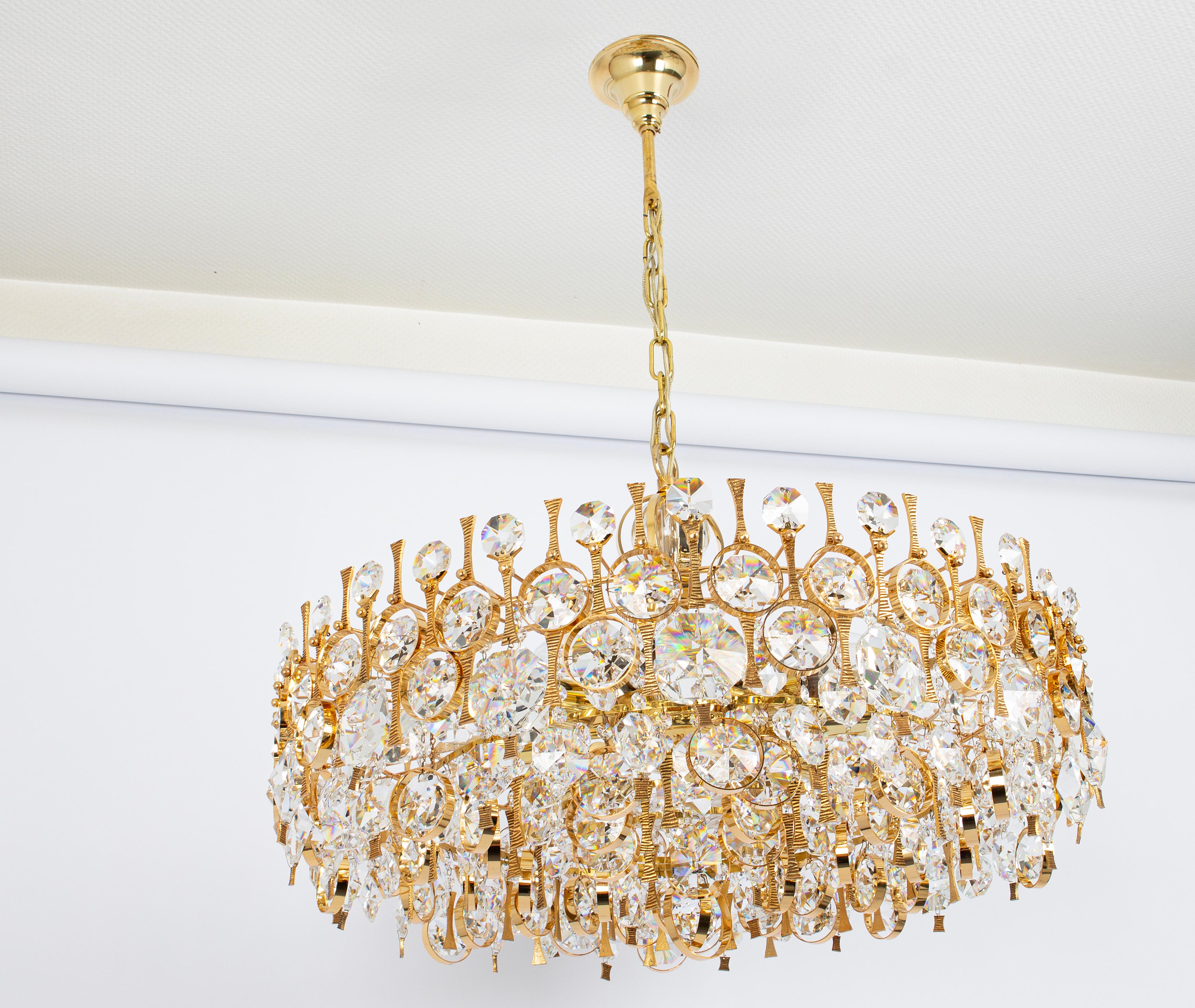 Tedesco Grande lampadario in ottone dorato e cristallo, di Palwa, Germania, anni '70 in vendita