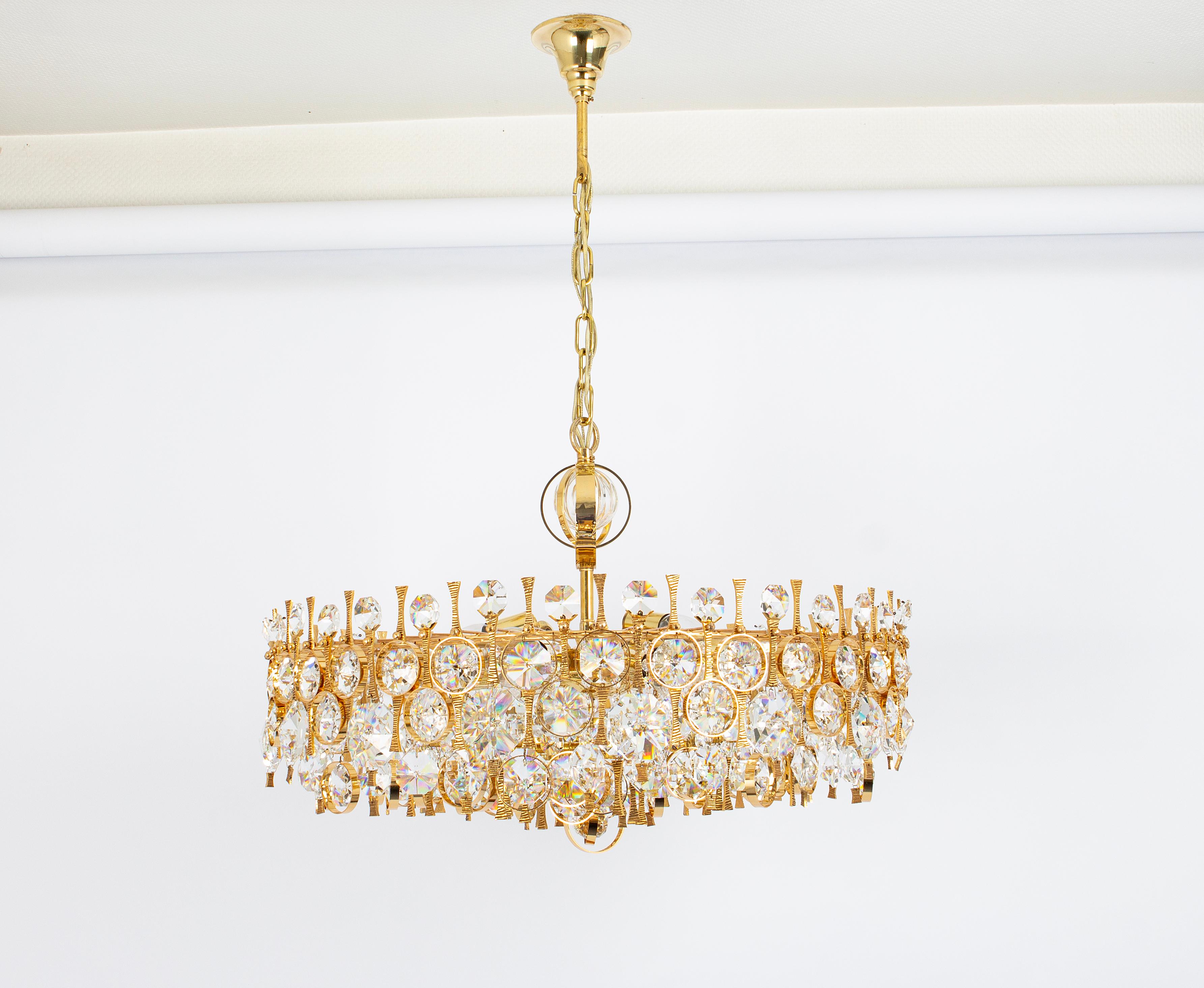 Grande lampadario in ottone dorato e cristallo, di Palwa, Germania, anni '70 In condizioni buone in vendita a Aachen, NRW