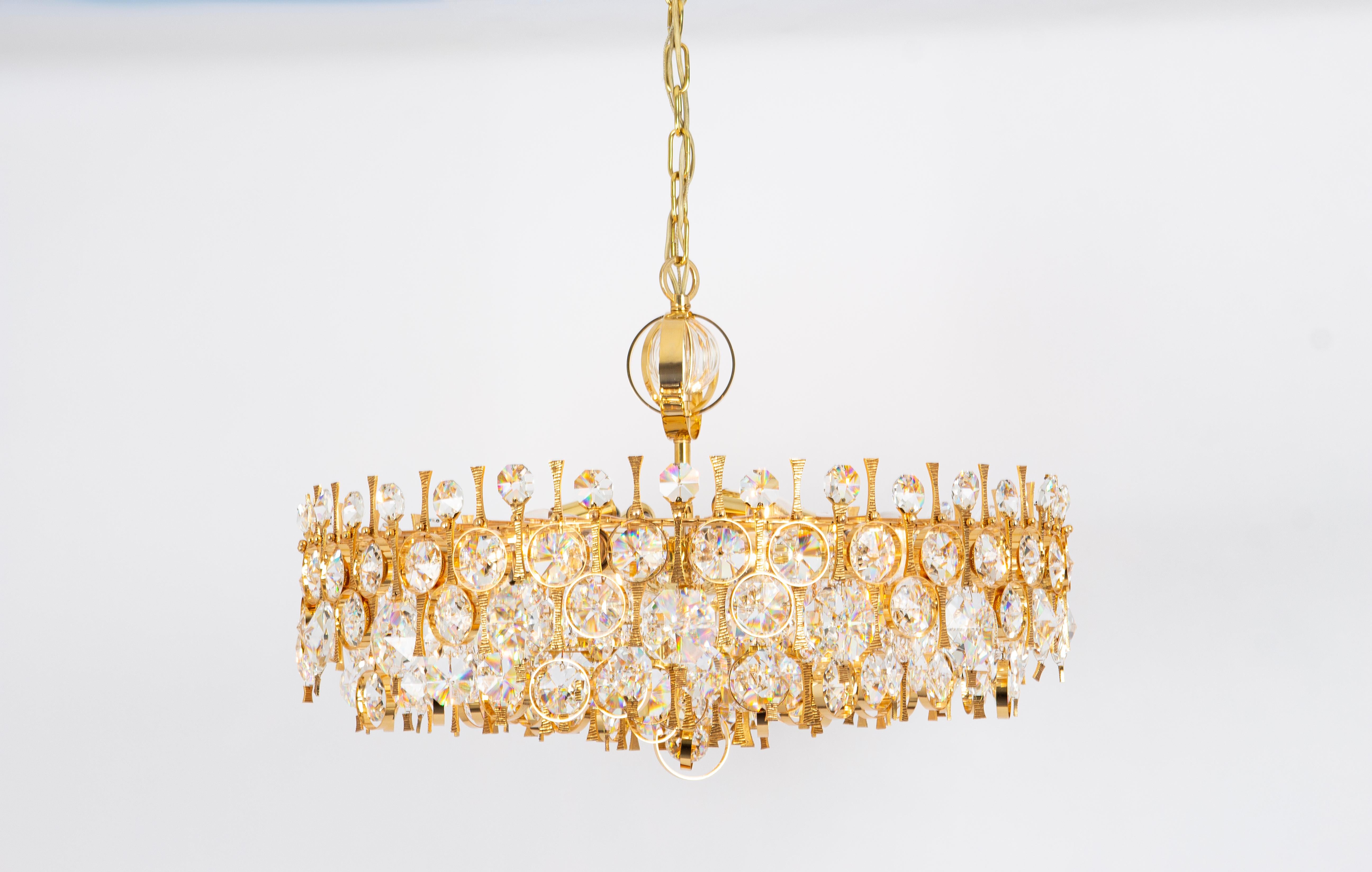 Placcato oro Grande lampadario in ottone dorato e cristallo, di Palwa, Germania, anni '70 in vendita