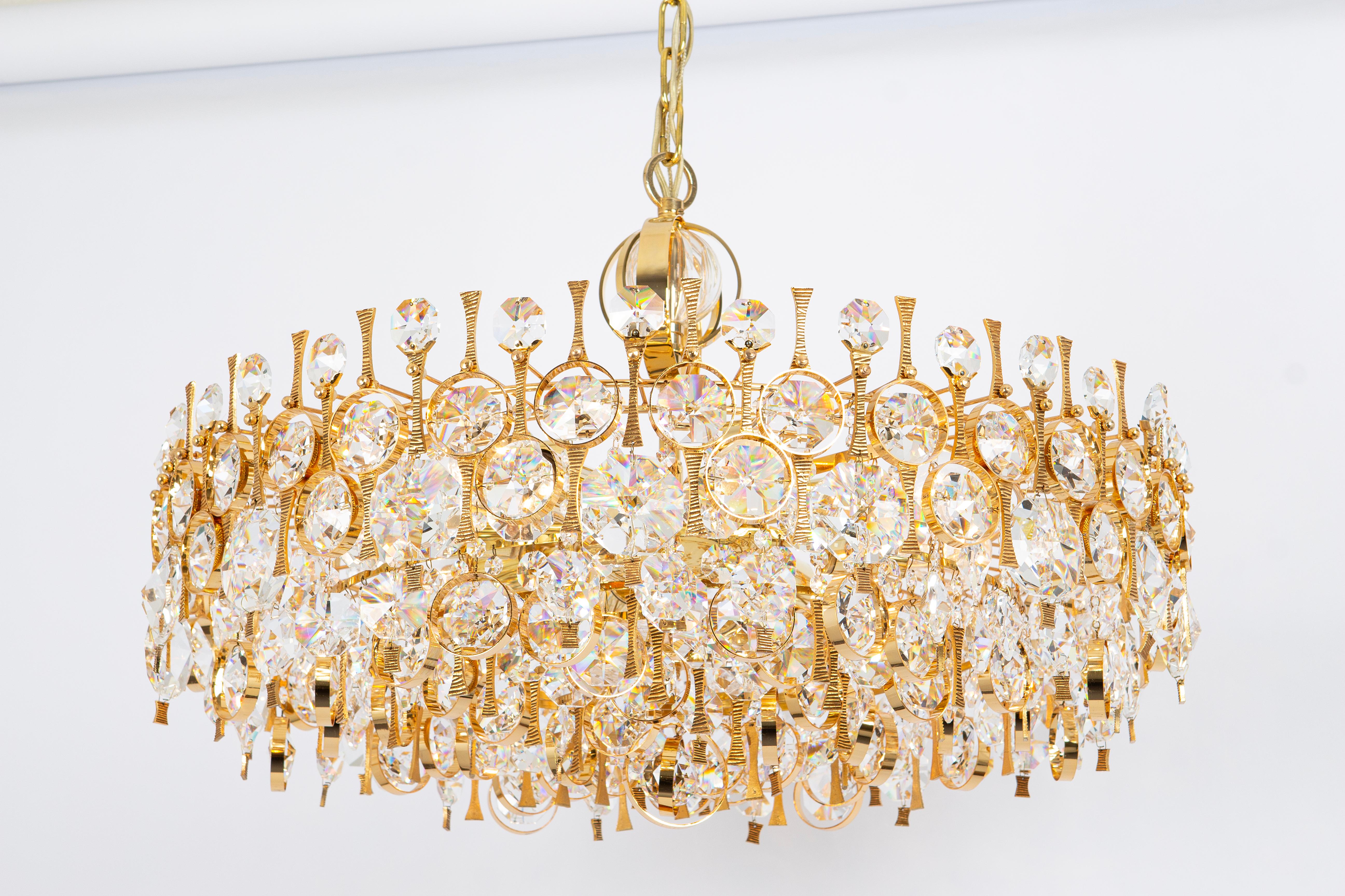 Grande lampadario in ottone dorato e cristallo, di Palwa, Germania, anni '70 in vendita 1