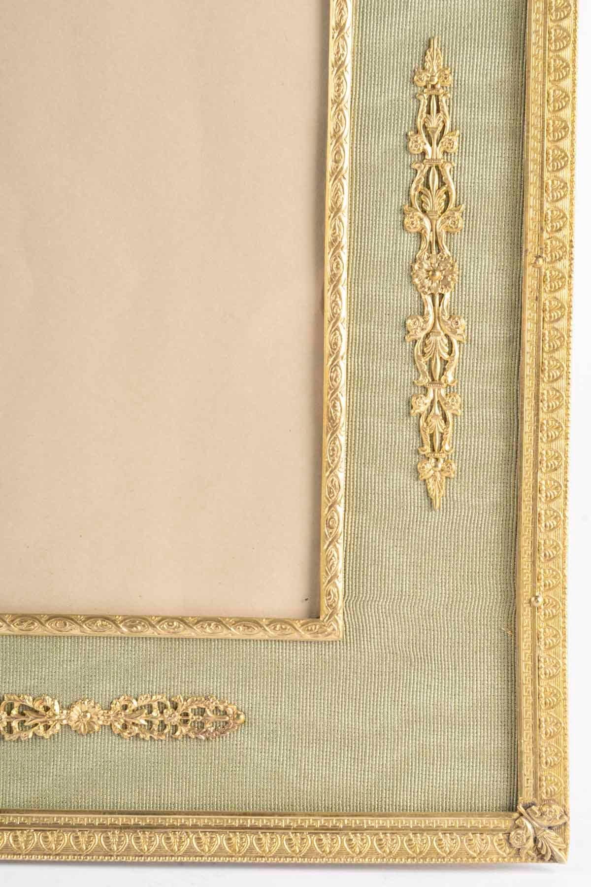 Large Gilt Brass and Green Fabric Photo Frame, Napoleon III Period, Empire Style In Good Condition For Sale In Saint-Ouen, FR