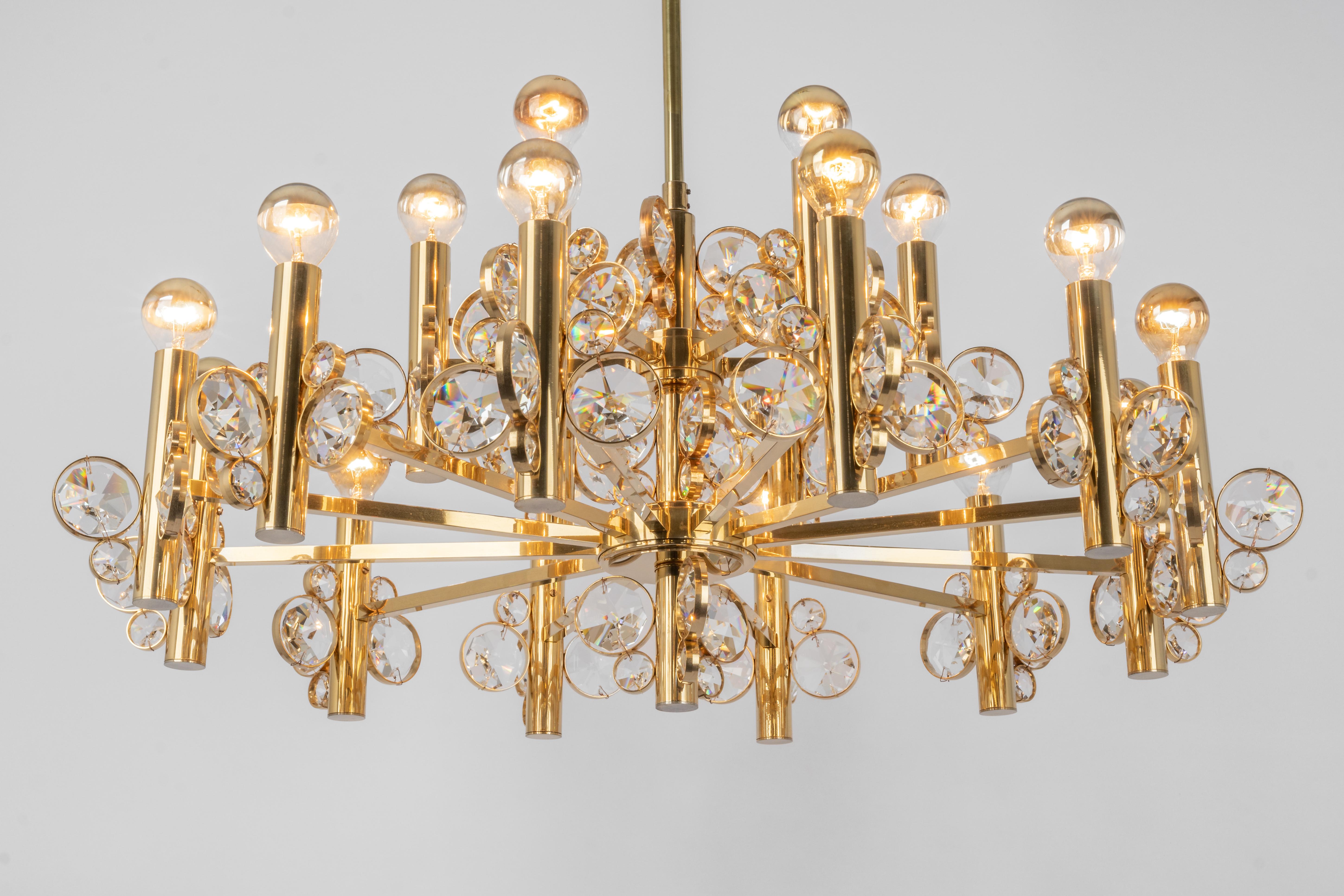 A wonderful and high-quality gilded chandelier by Palwa -Design Sciolari, Germany, 1970s.
It is made of a 24-carat gold-plated brass frame decorated with individual 