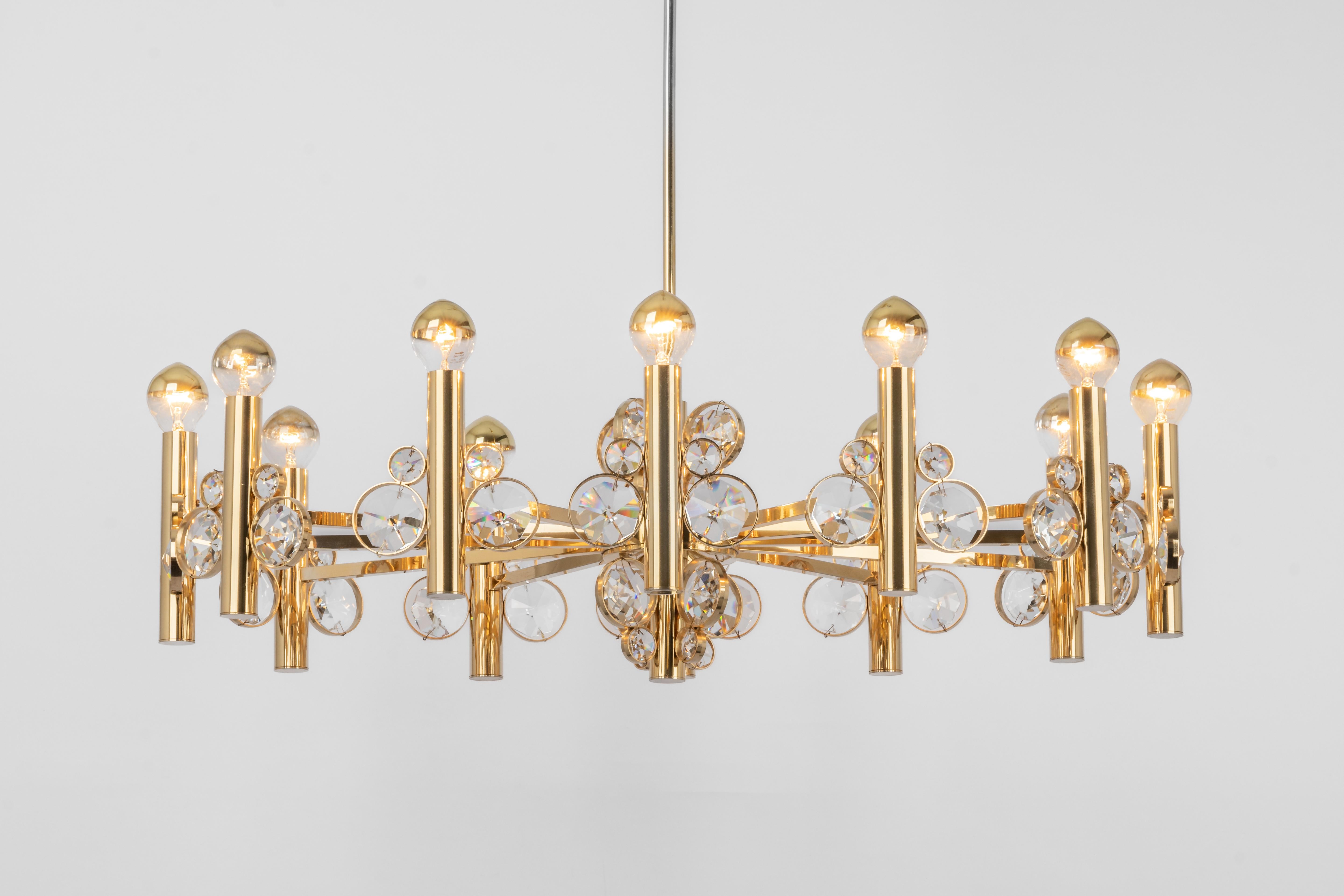 A wonderful and high-quality gilded chandelier by Palwa -Design Sciolari, Germany, 1970s.
It is made of a 24-carat gold-plated brass frame decorated with individual 