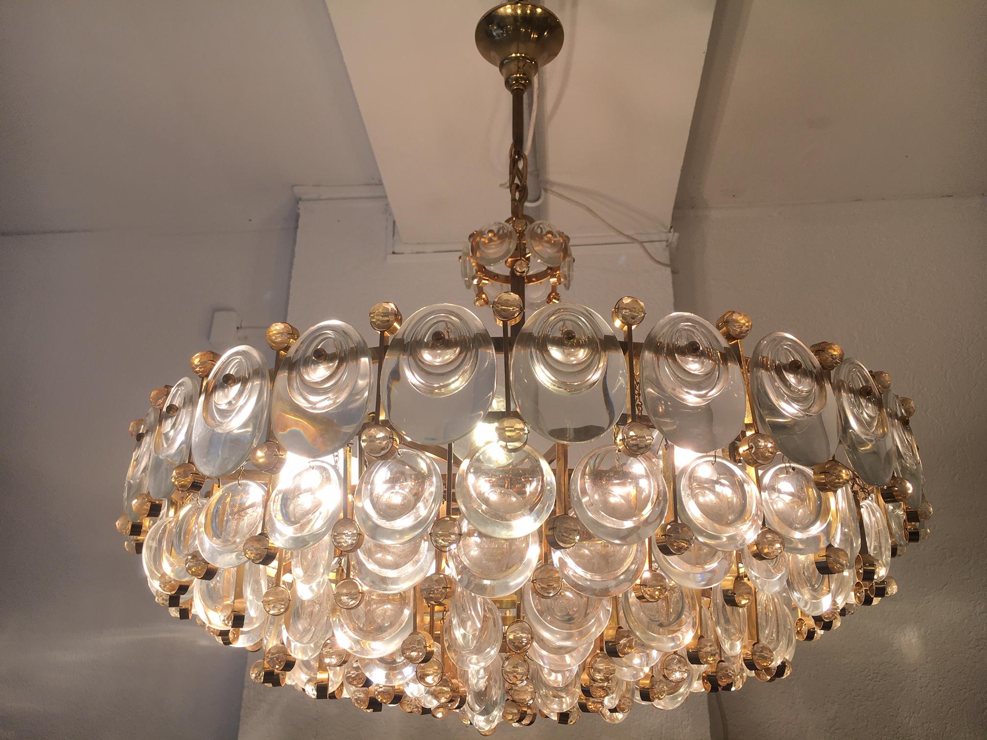 Large gilt brass and crystal chandelier by Gaetano Sciolari for Palwa, Italy ca. 1960s
Measures: 70 cm diameter, 80 cm height
Very good condition.