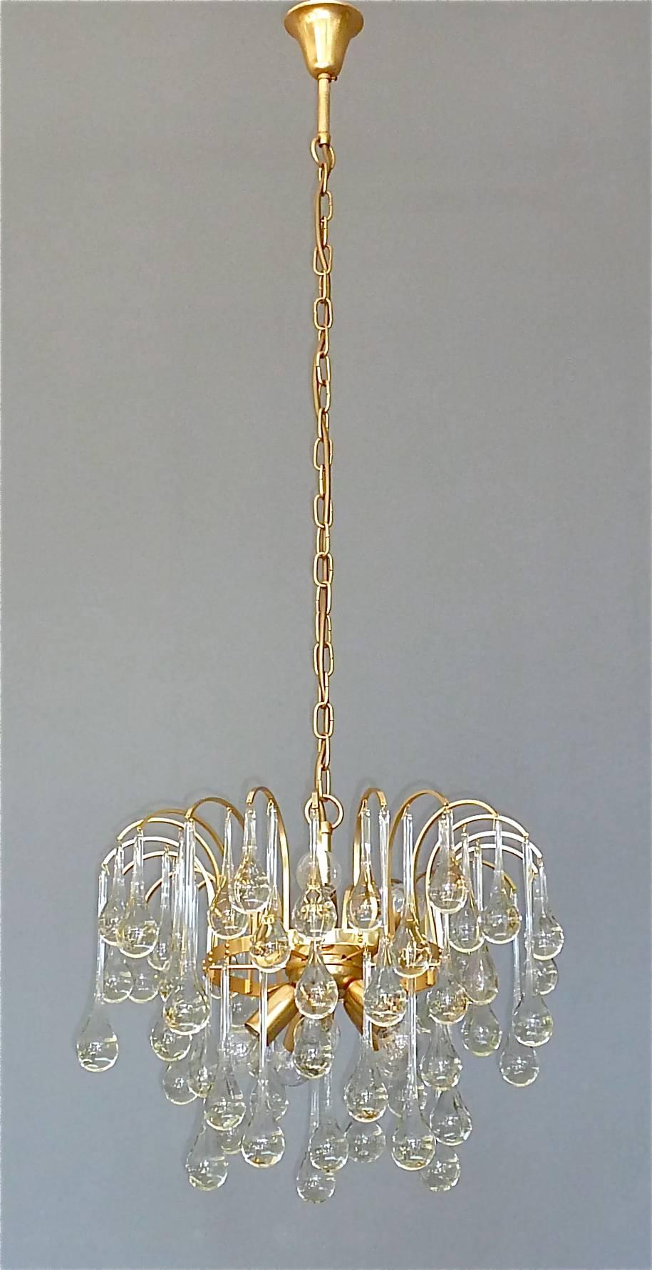 Beeindruckender großer Kronleuchter aus vergoldetem Messing und länglichen Murano-Glastropfen, Sputnik, von Christoph Palme, Deutschland, um 1960-1970. Der an einer Kette hängende und in der Länge verstellbare Kronleuchter hat eine