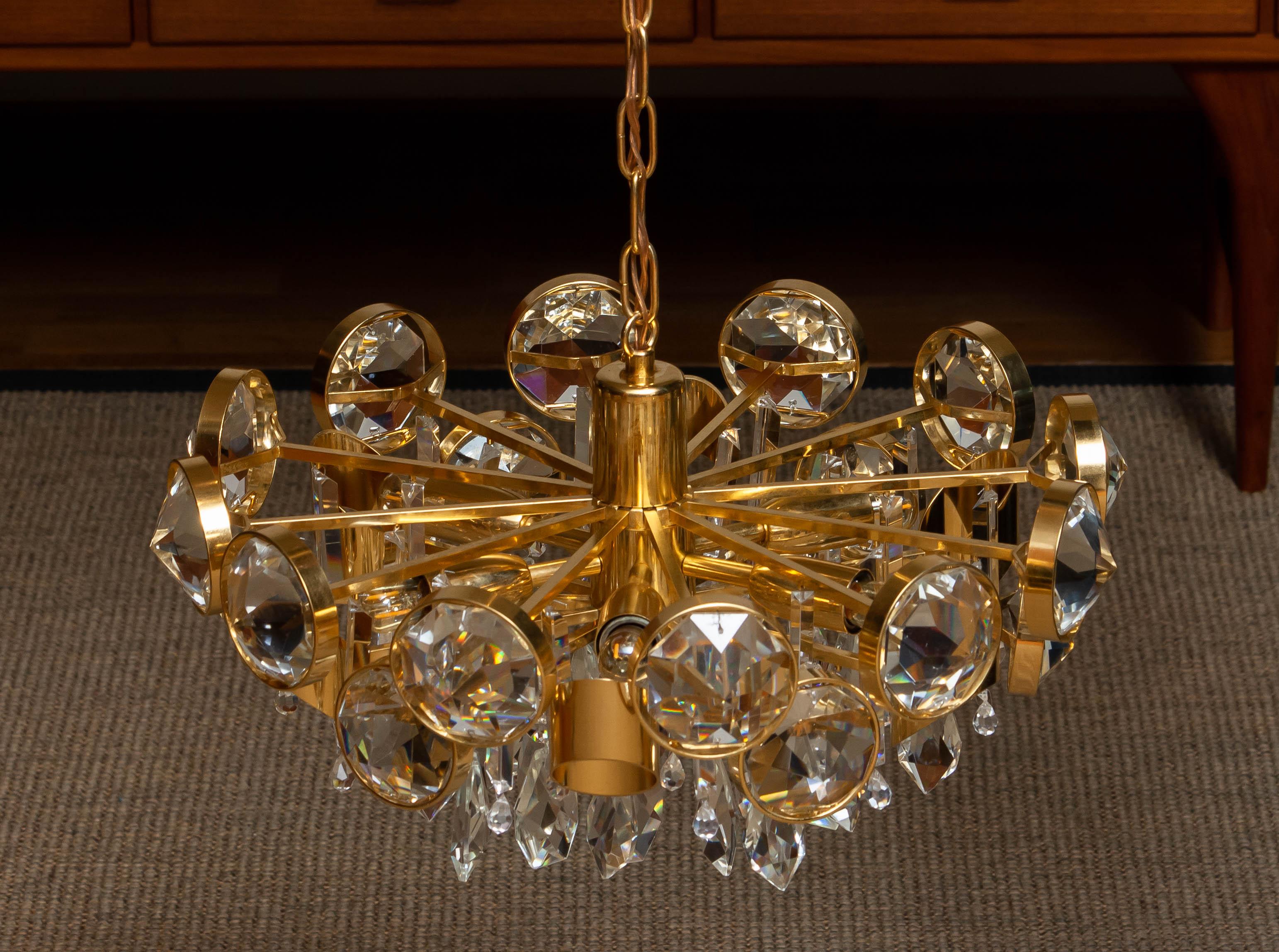 Grand lustre en laiton doré rempli de grands cristaux facettés par Ernest Palme en vente 4