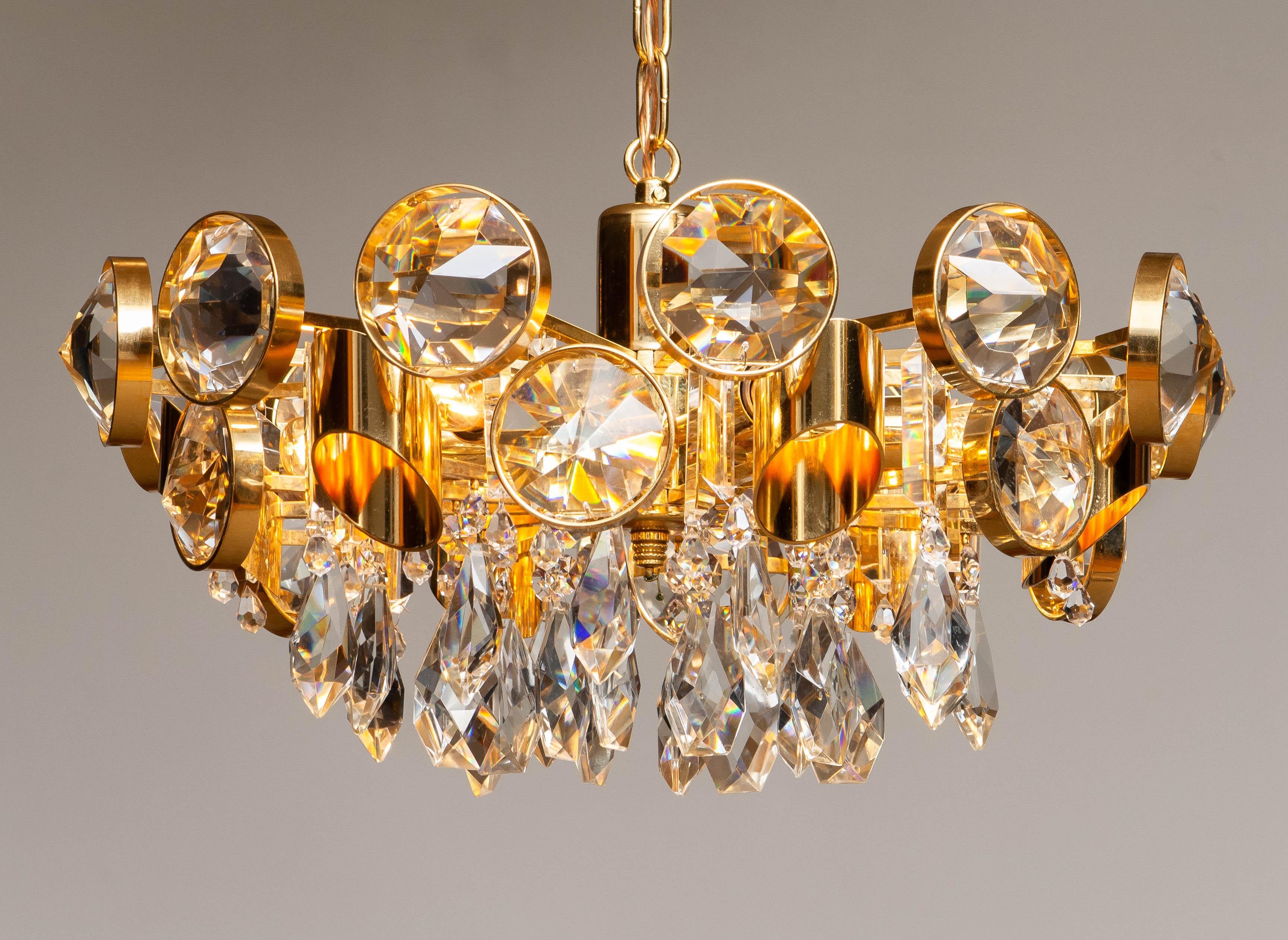 Magnifique et grand luminaire en laiton doré de haute qualité rempli de magnifiques cristaux facettés par Ernest Palme pour Palwa Autriche.
Ce lustre se compose de six douilles E14 / E17 pour 110 ou 230 volts. Techniquement à 100% et en bon état