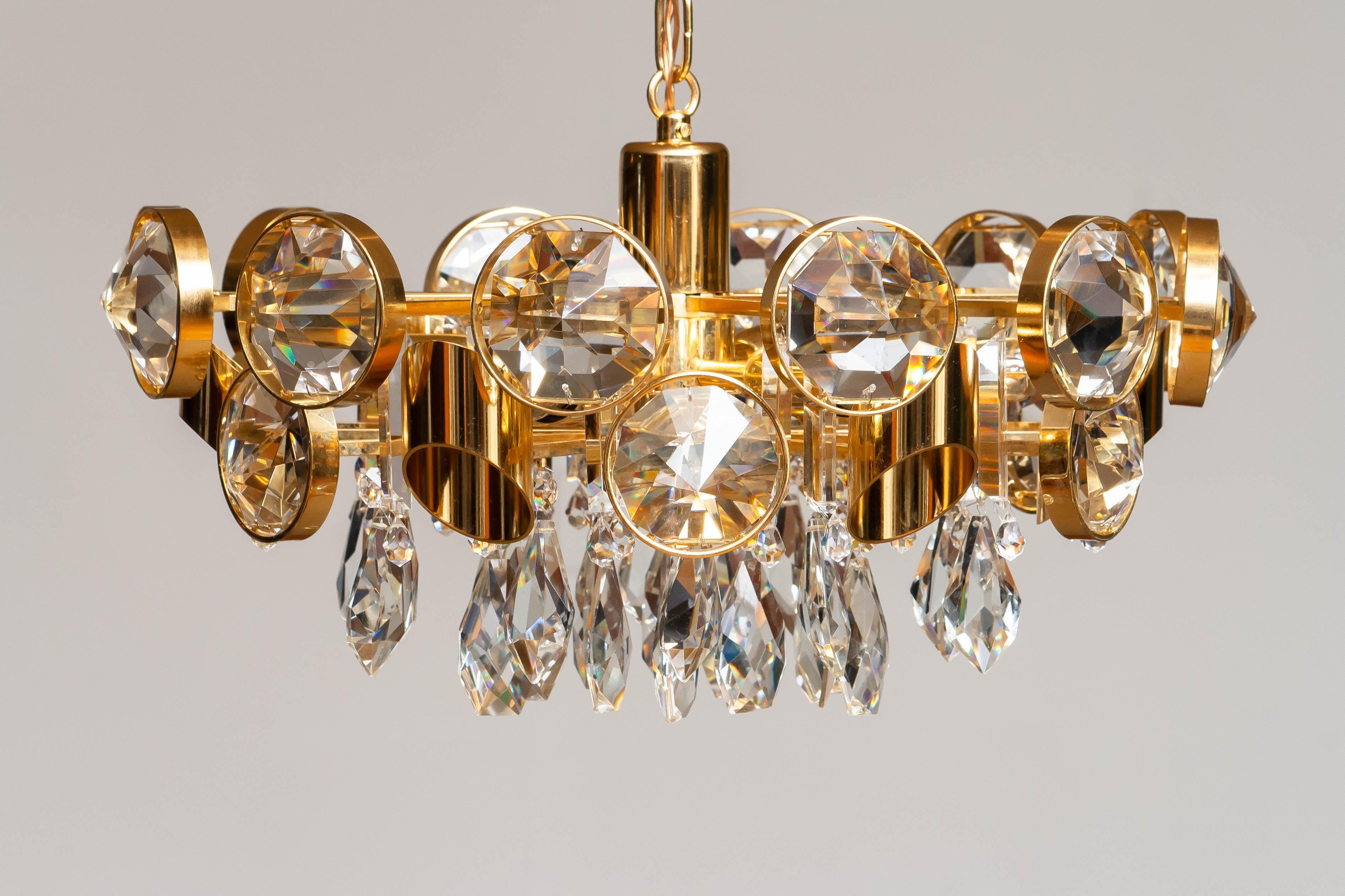 Laiton Grand lustre en laiton doré rempli de grands cristaux facettés par Ernest Palme en vente