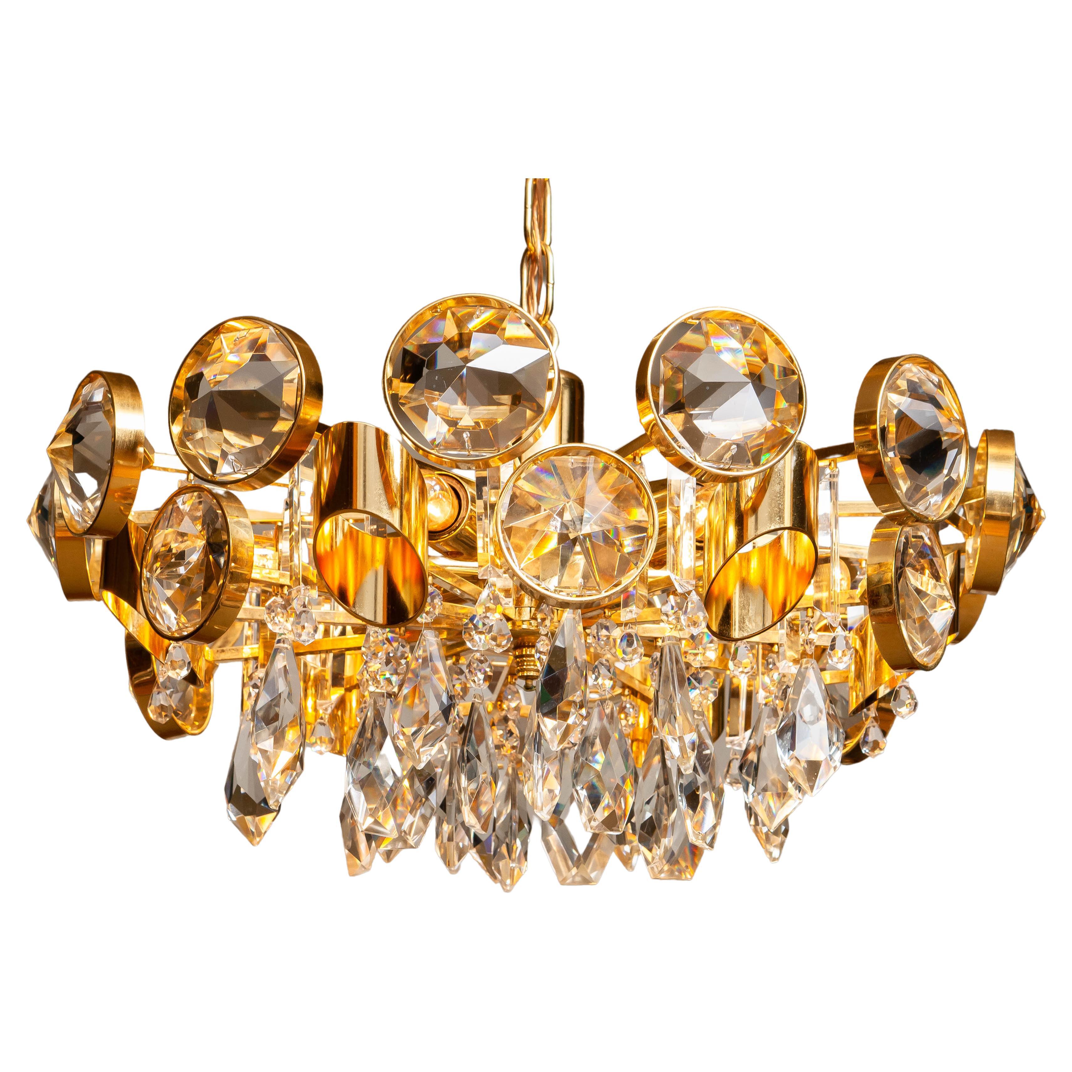 Grand lustre en laiton doré rempli de grands cristaux facettés par Ernest Palme en vente