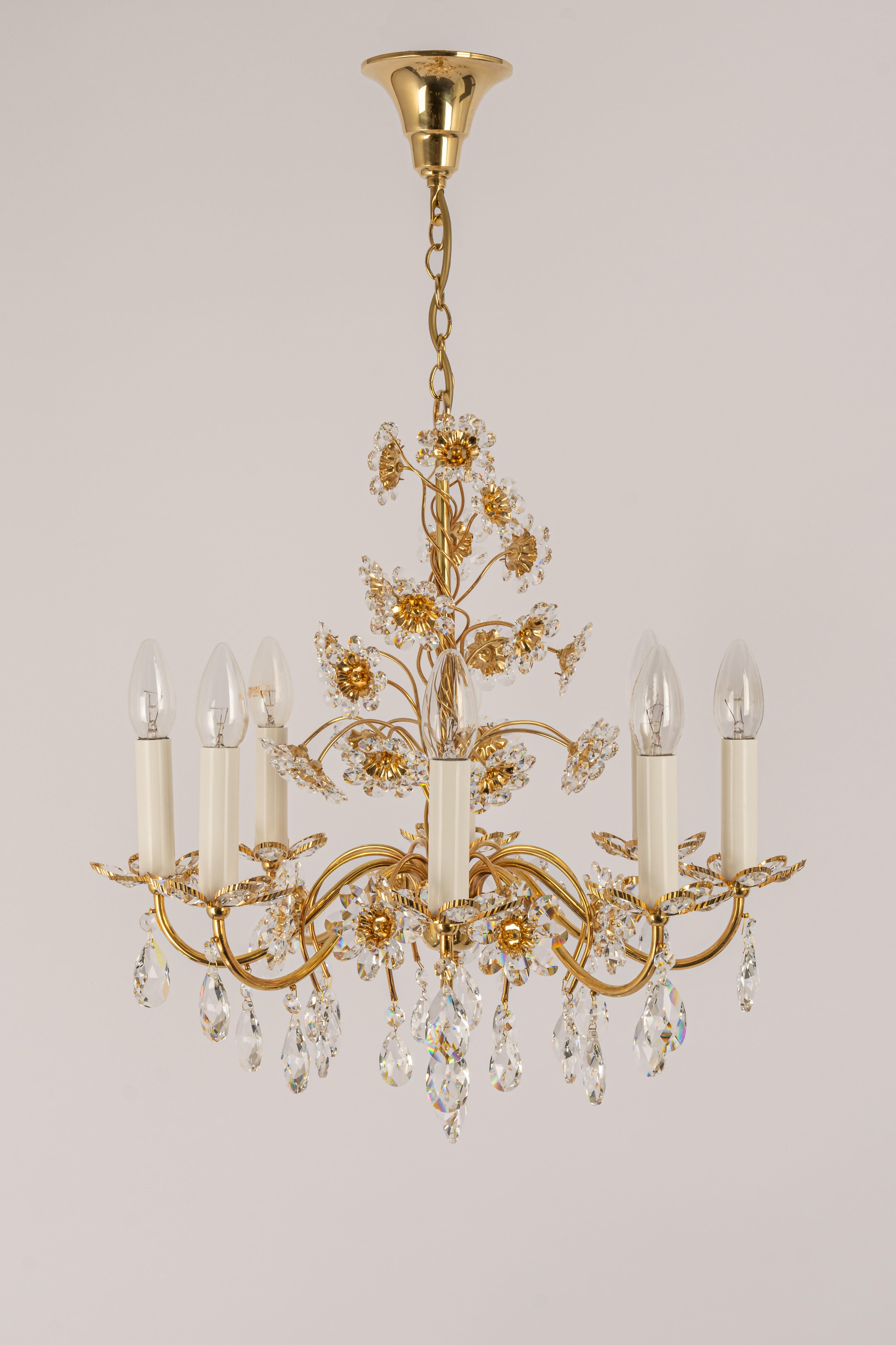 Large midcentury gilt brass chandelier with crystal glasses, made by Palwa, Germany, manufactured, circa 1970-1979.
High quality and in very good condition. Cleaned, well-wired and ready to use. 

The chandelier requires 8x E14 Standard bulbs
