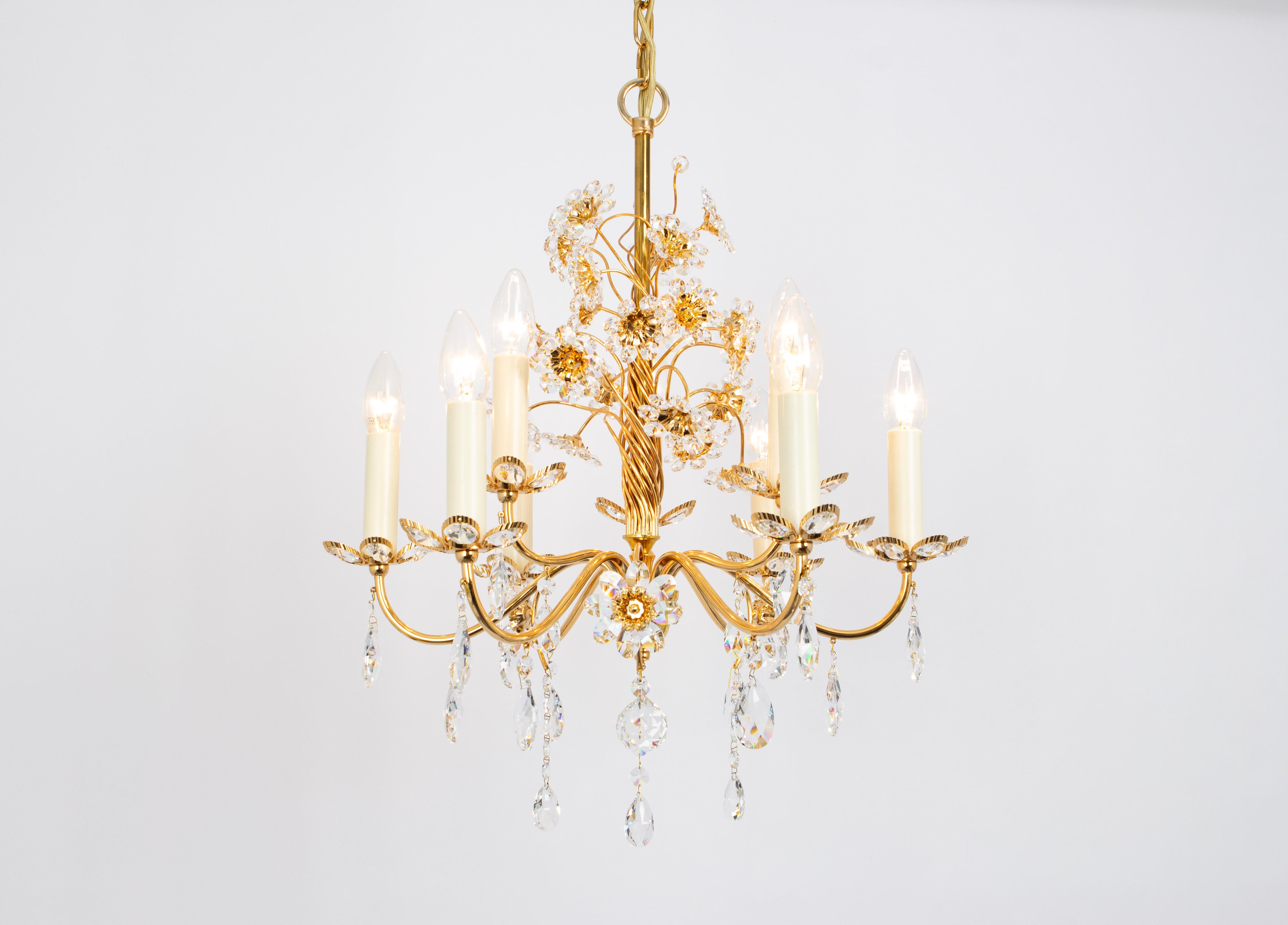 Grande lampadario di metà secolo in ottone dorato con bicchieri di cristallo, realizzato da Palwa, Germania, produzione 1970-1979 circa.
Di alta qualità e in ottime condizioni. Pulito, ben cablato e pronto all'uso. 

Il lampadario richiede 9