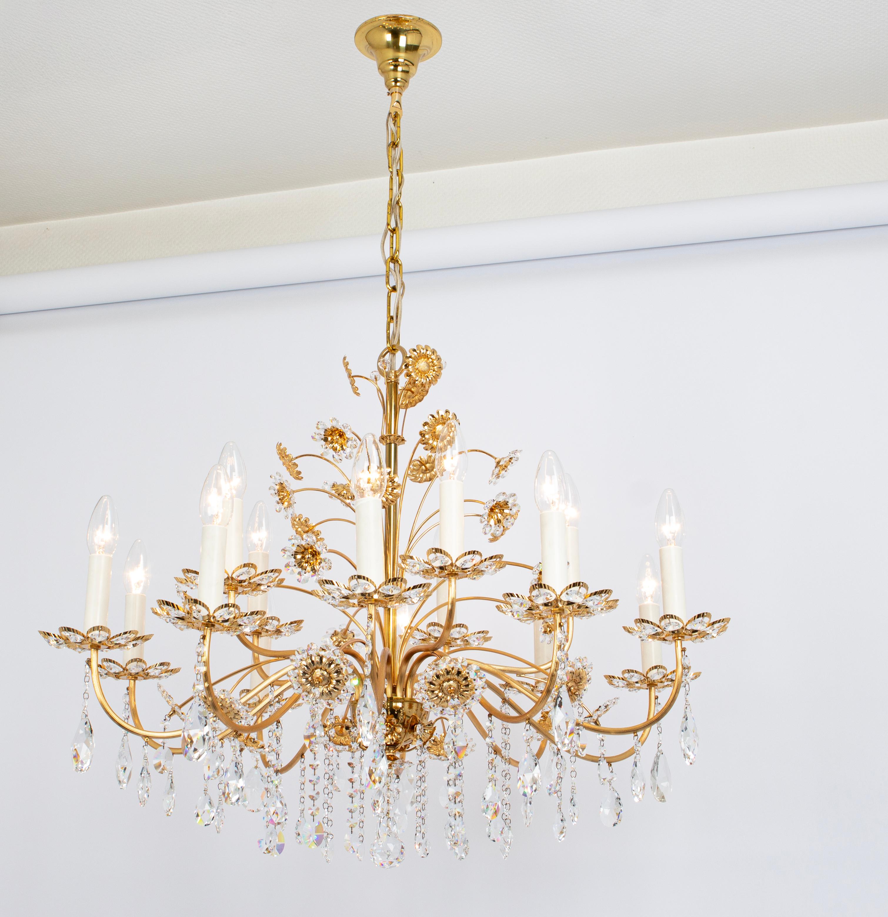 Ottone Grande lampadario a forma di fiore in ottone dorato di Palwa, Germania, anni '70 in vendita