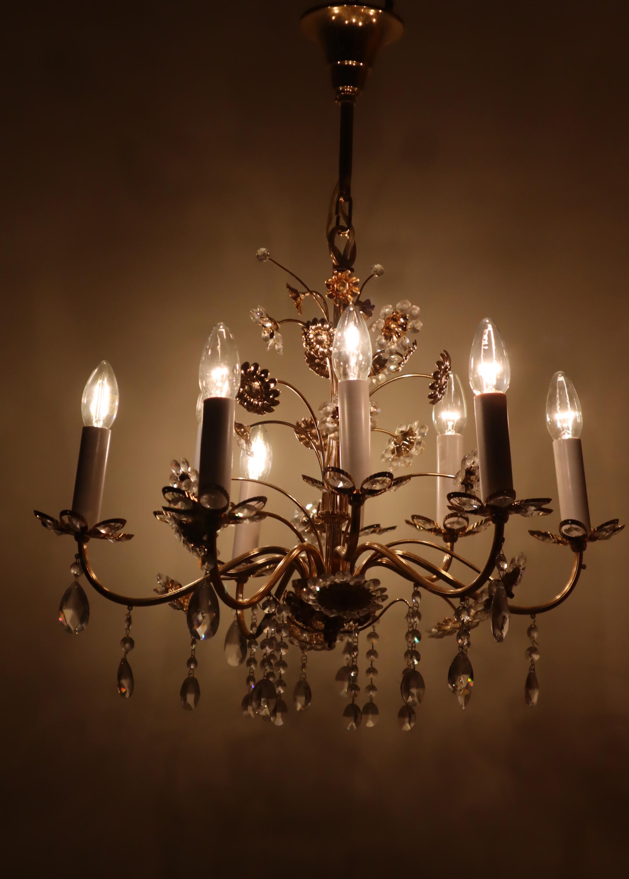 Placcato oro Grande lampadario a forma di fiore in ottone dorato di Palwa, Germania, anni '70 in vendita