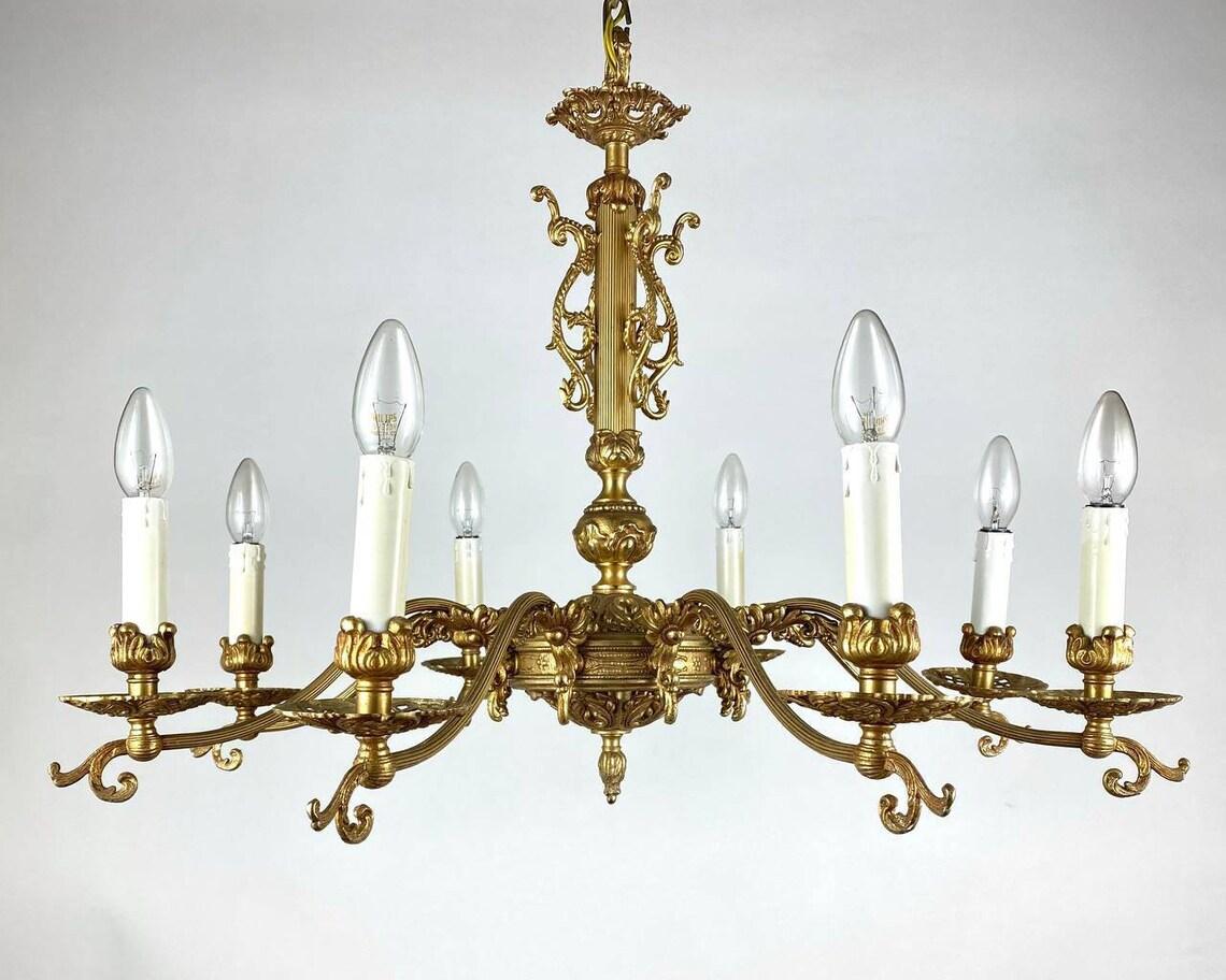 Very beautiful vintage ceiling chandelier in gilded brass.

France, 1970s.

A very nicely chased vintage eight light chandelier in brass with its original gilded finish.

The gorged brass arms spring off a body detailed with leaves and support