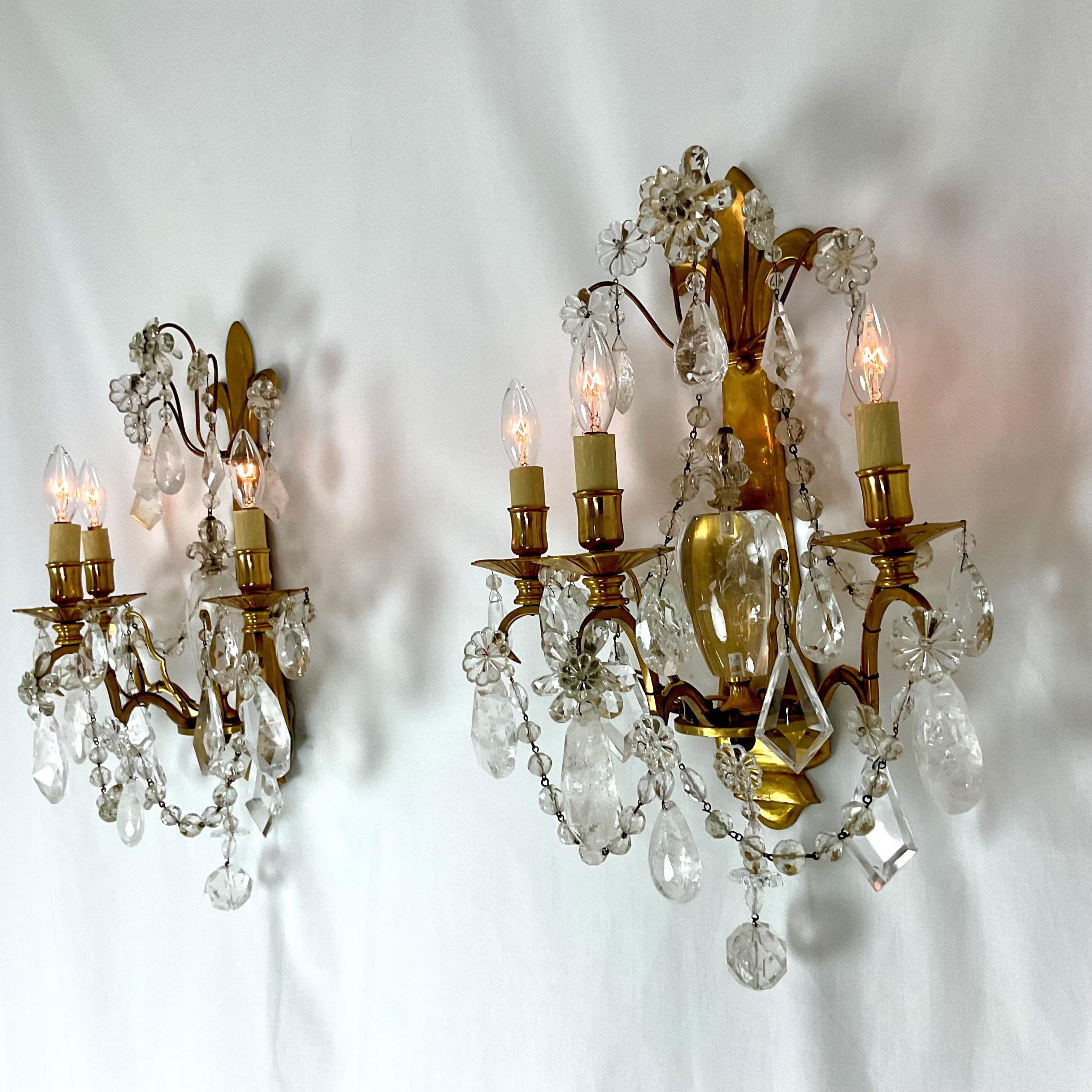 Pareja de apliques grandes de latón dorado y cristal de roca en venta 4
