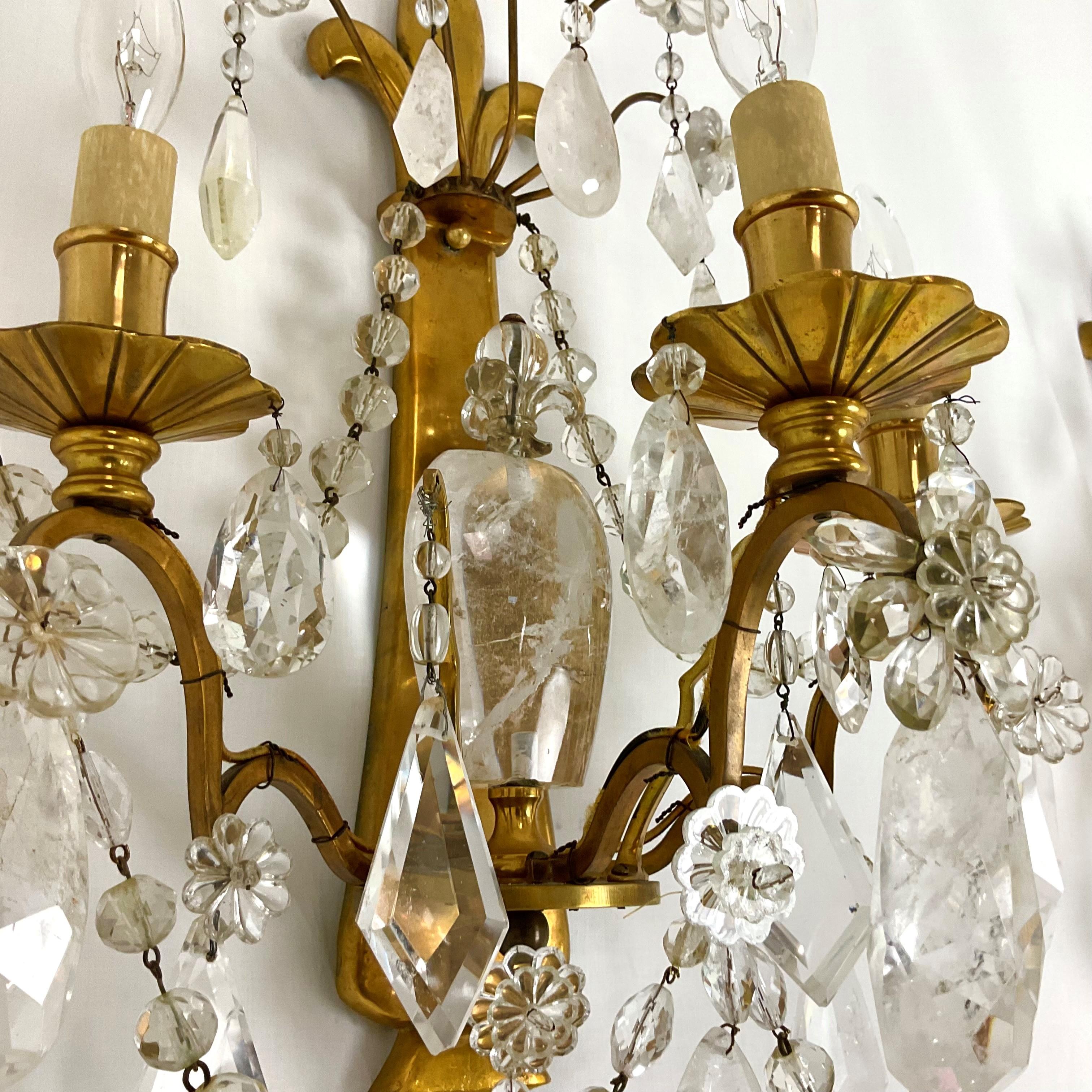 Pareja de apliques grandes de latón dorado y cristal de roca en venta 6