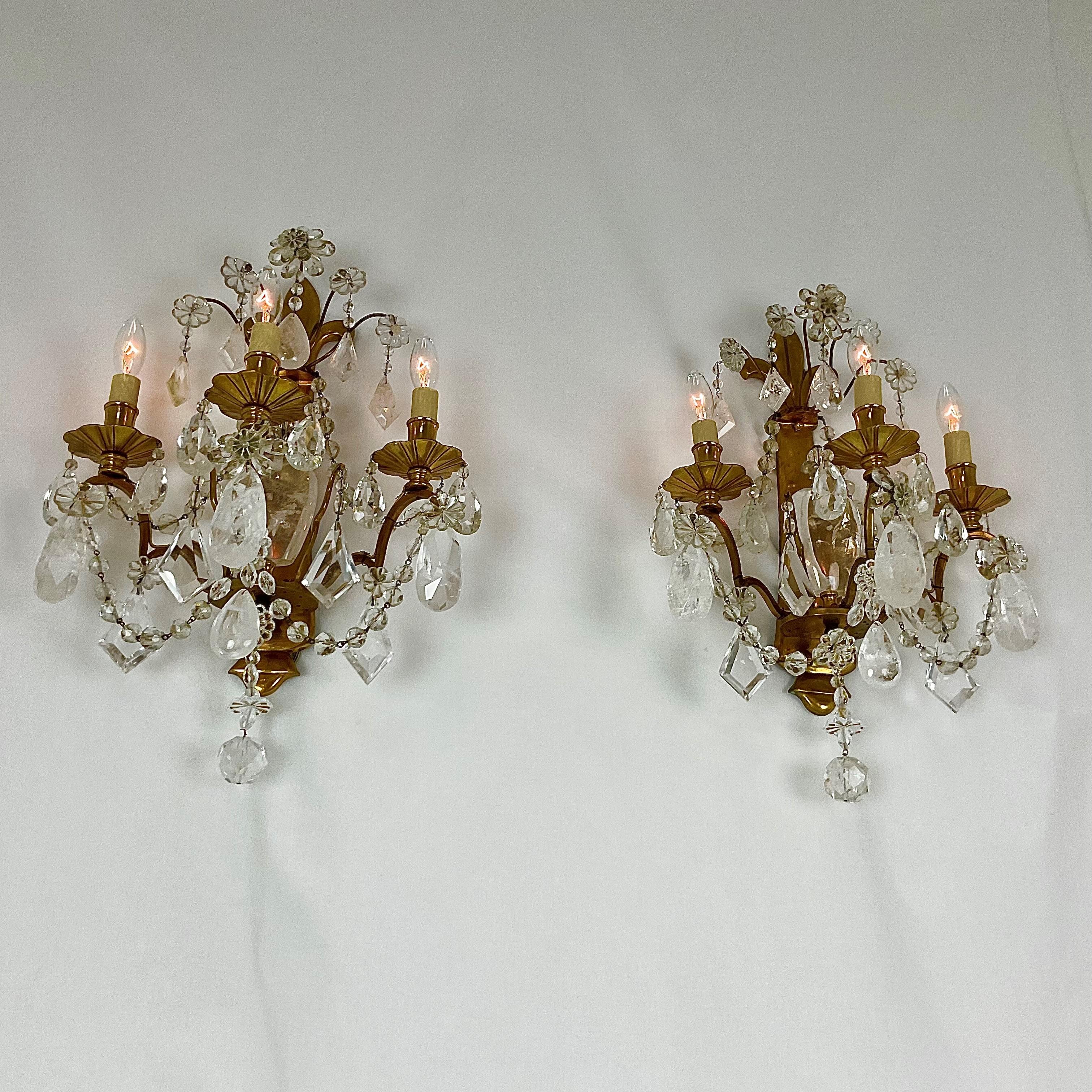 Pareja de apliques grandes de latón dorado y cristal de roca en venta 7