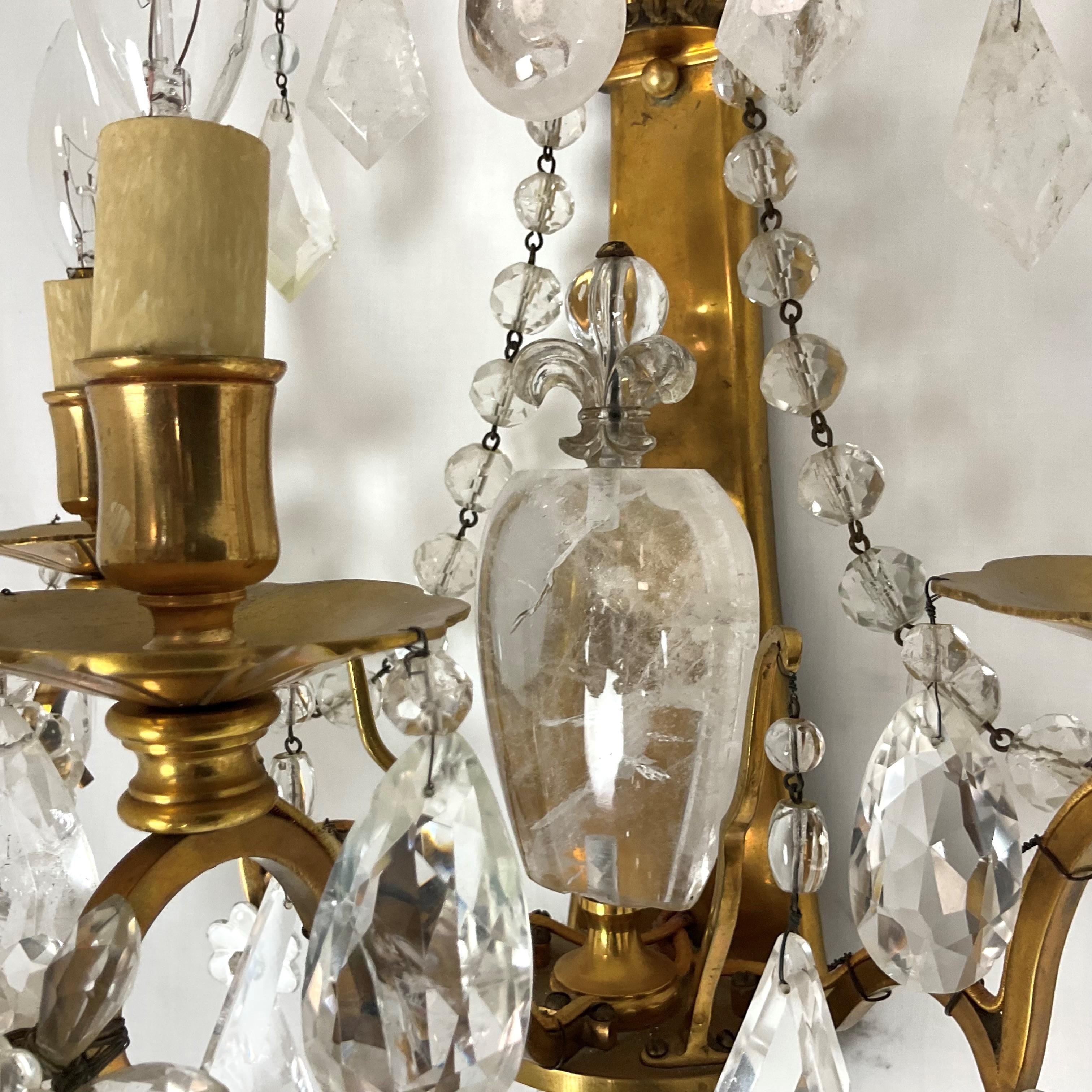 Pareja de apliques grandes de latón dorado y cristal de roca en venta 8