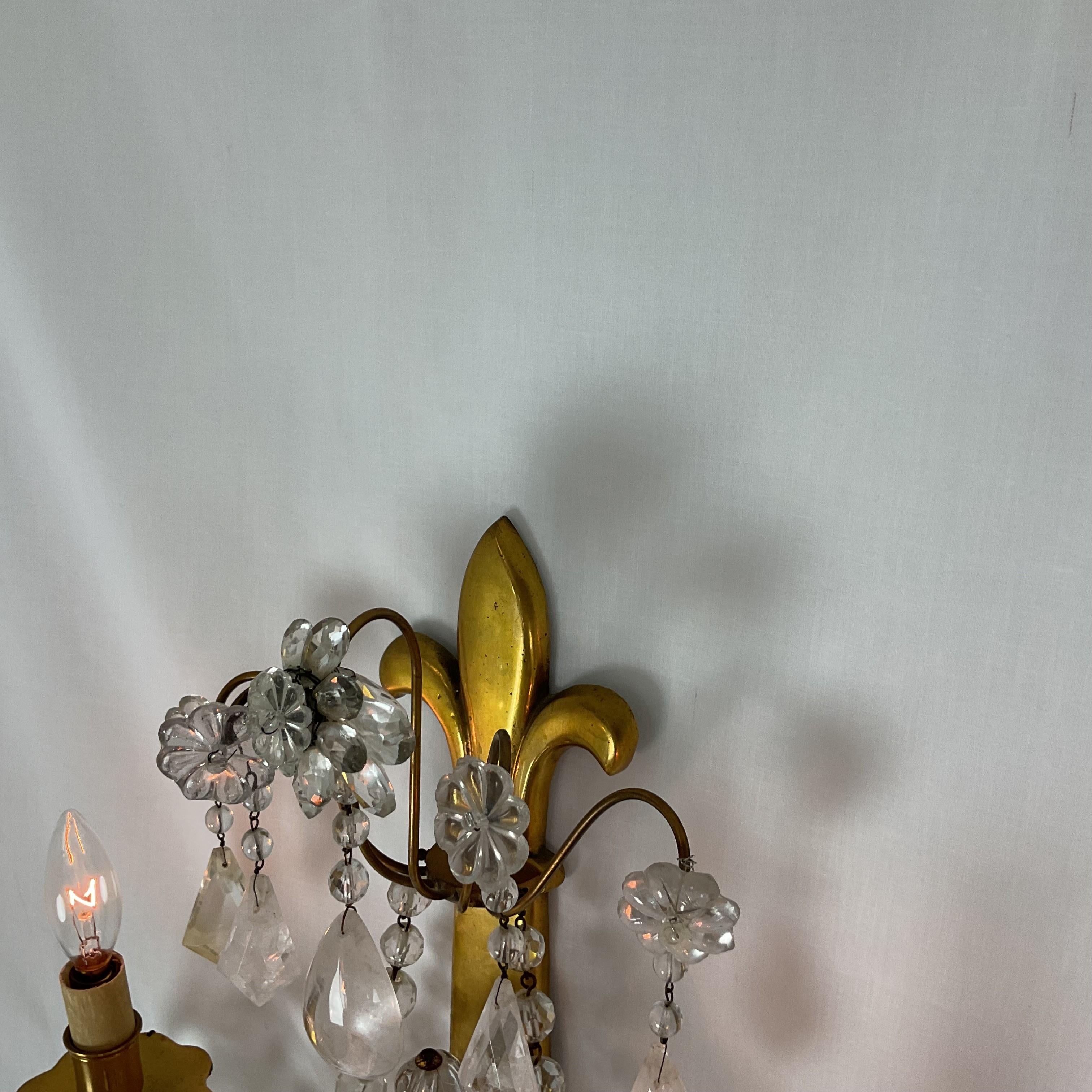 Pareja de apliques grandes de latón dorado y cristal de roca Provincial francés en venta