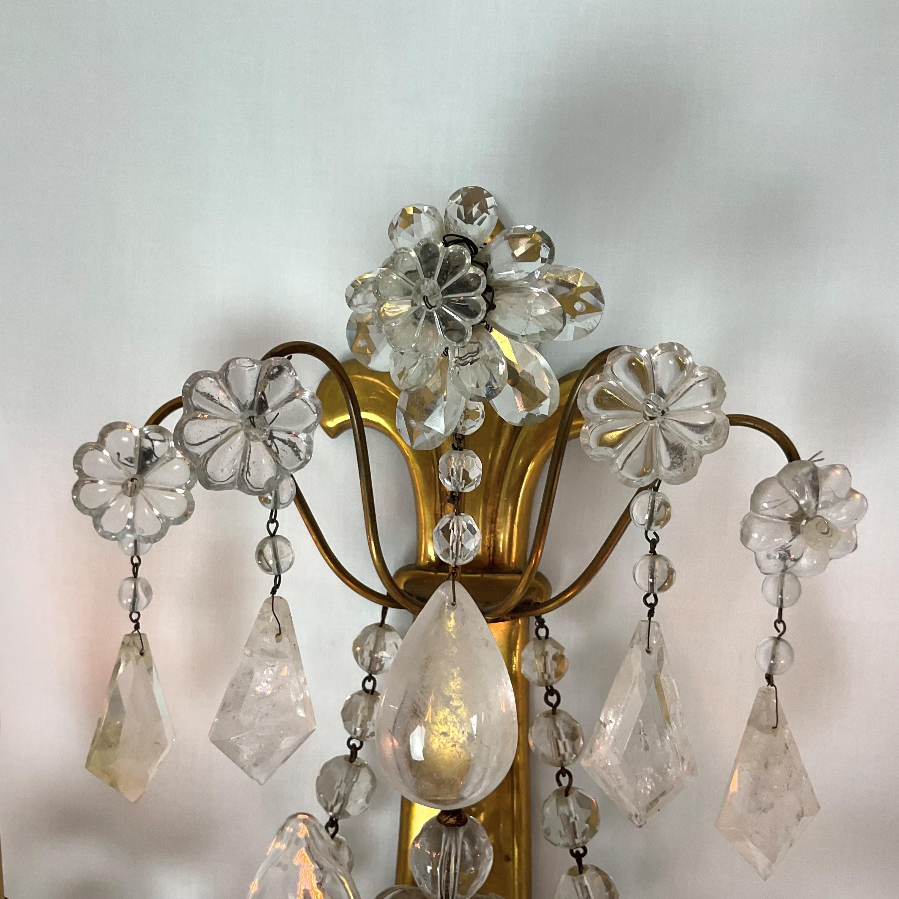 Pareja de apliques grandes de latón dorado y cristal de roca Francés en venta