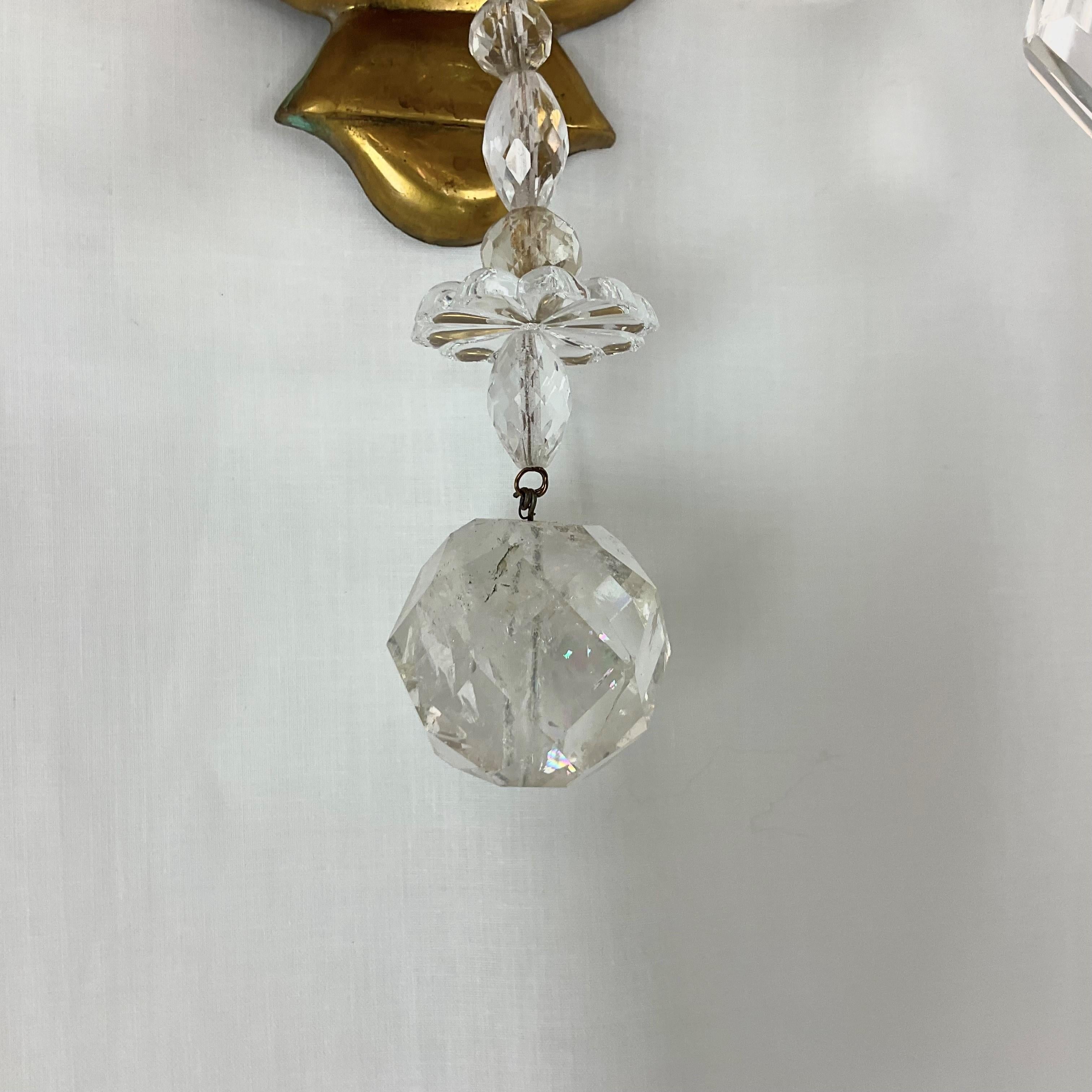 Pareja de apliques grandes de latón dorado y cristal de roca en Bueno estado para la venta en West Palm Beach, FL