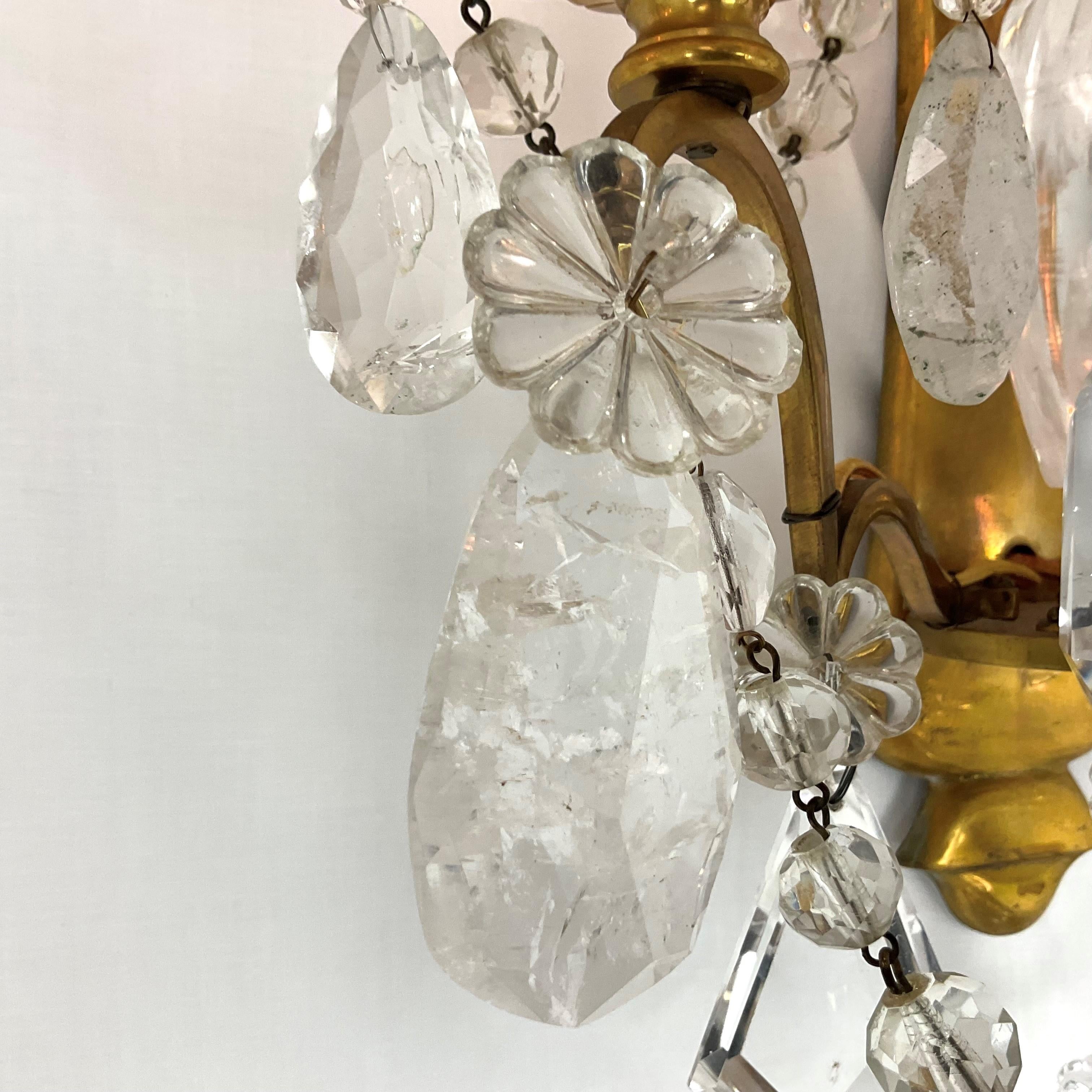 Pareja de apliques grandes de latón dorado y cristal de roca principios del siglo XX en venta