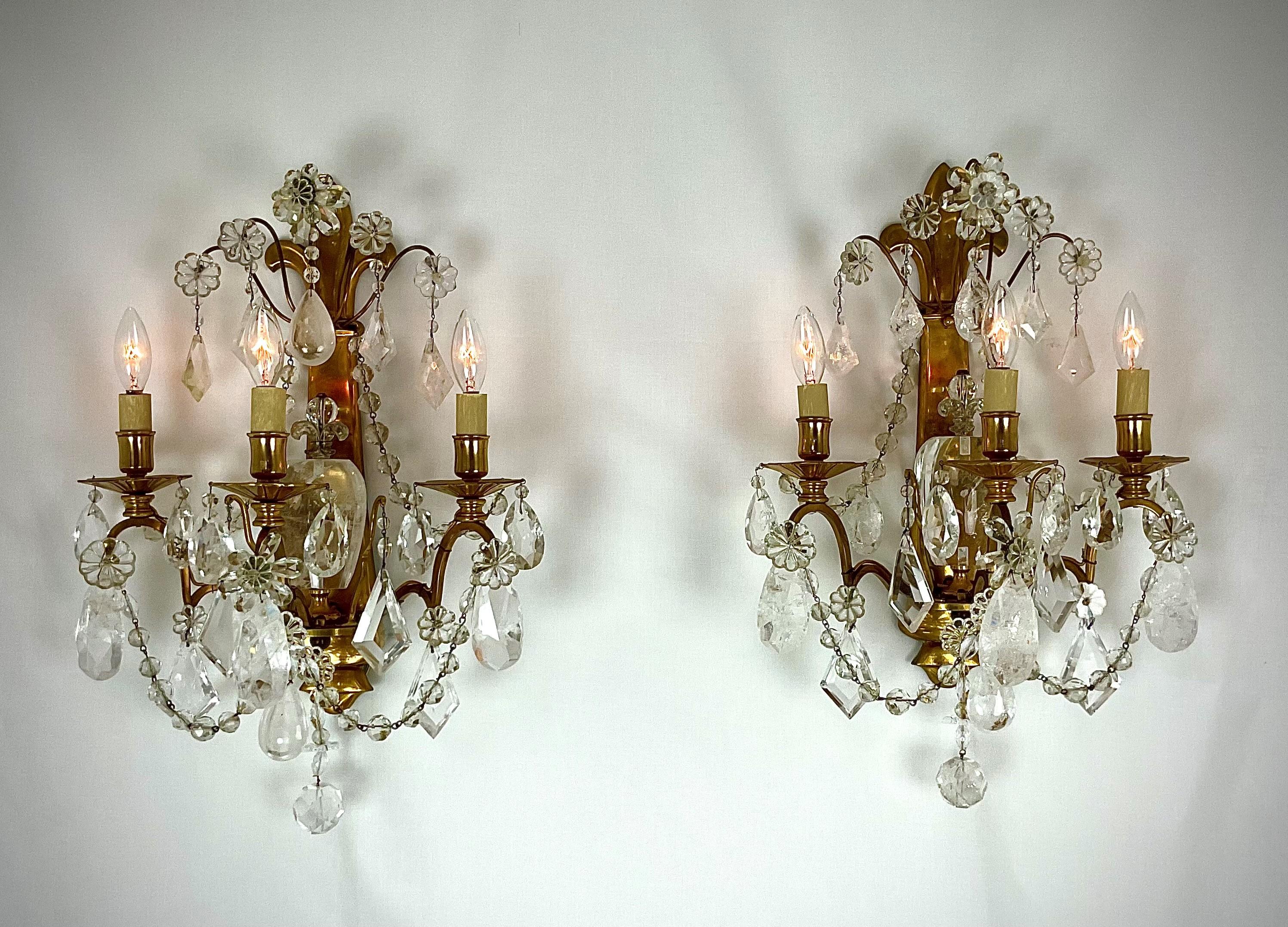 Pareja de apliques grandes de latón dorado y cristal de roca en venta 2