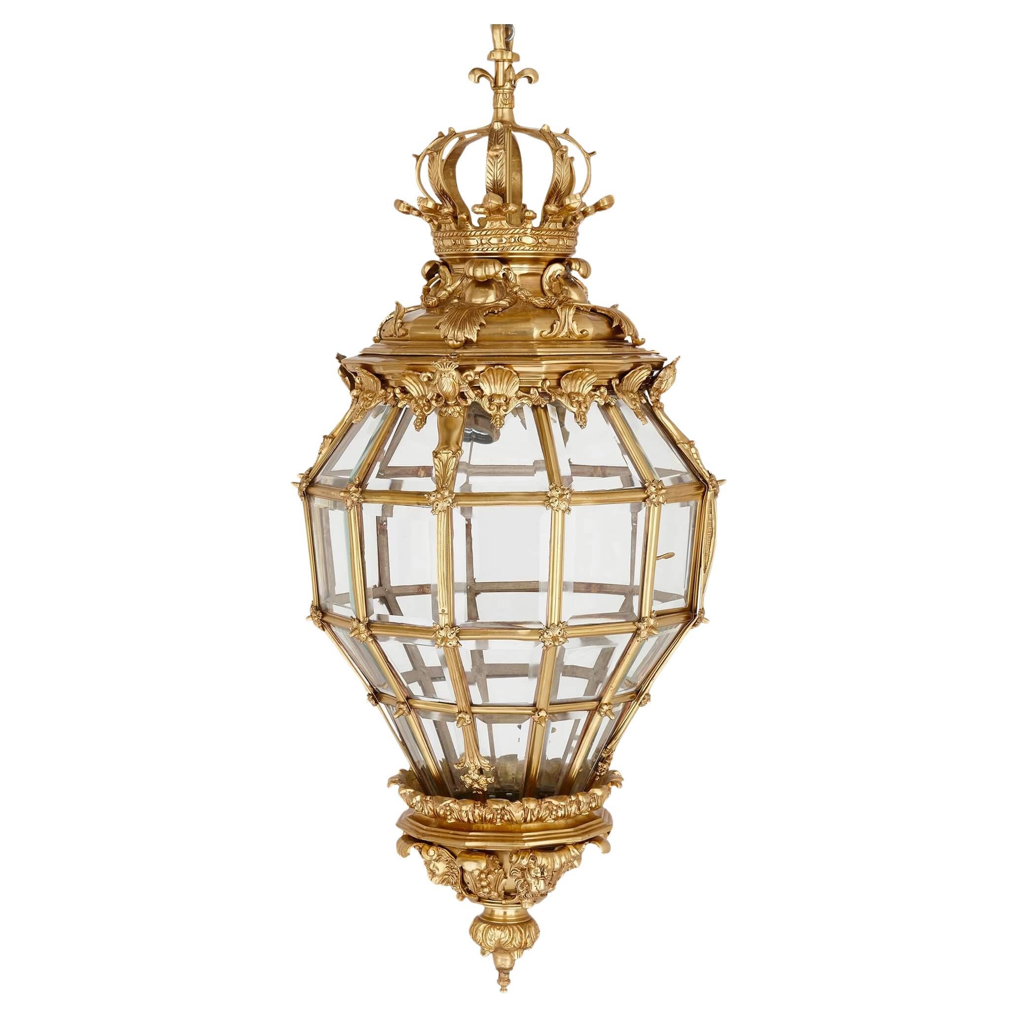 Grande lanterne "Versailles" en bronze doré et verre en vente